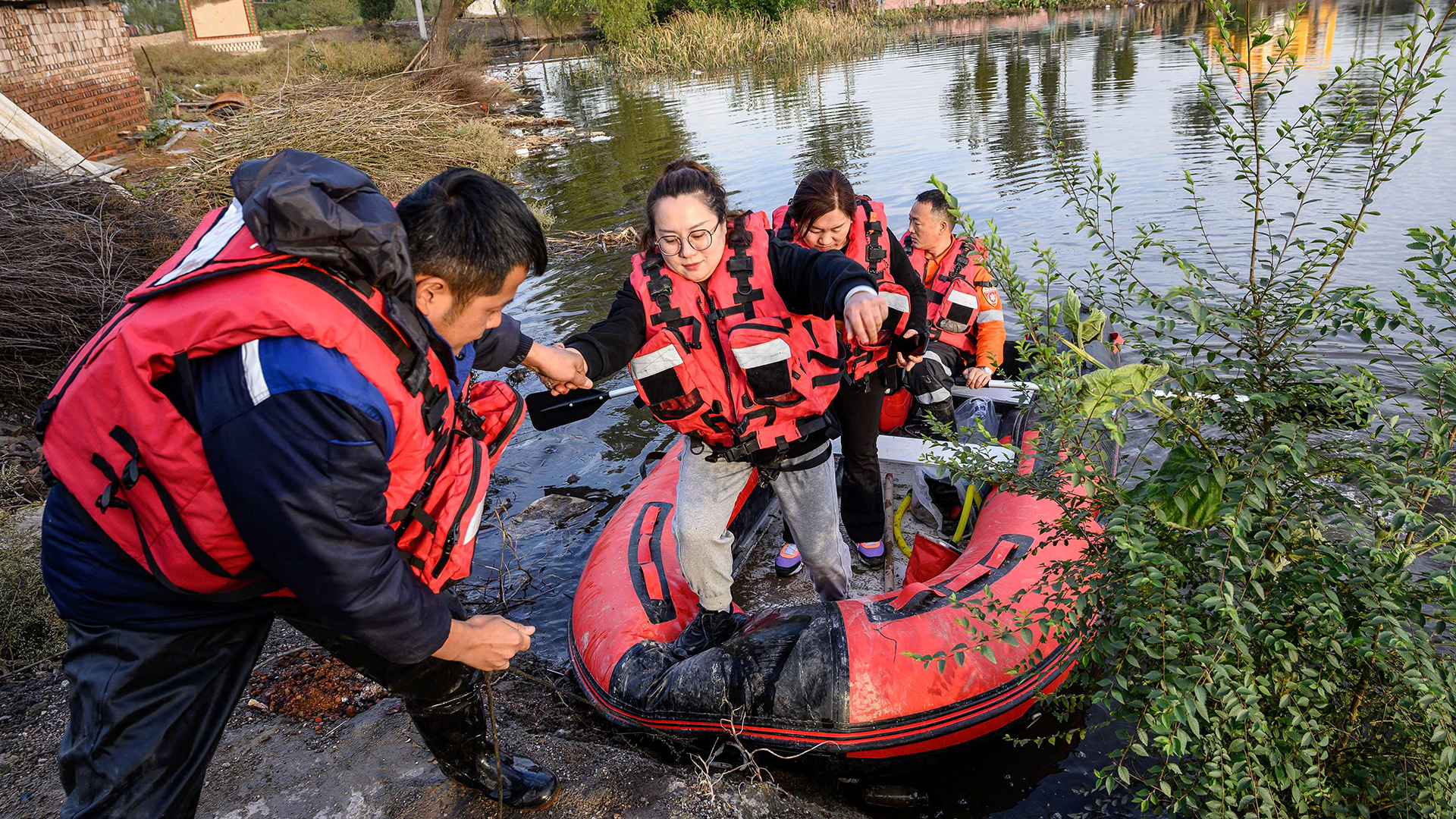 Rettungskräfte bei der Evakuierung von Bewohnern eines überschwemmten Gebiets in Jiexiu, in der Stadt Jinzhong in der nordchinesischen Provinz Shanxi. | AFP