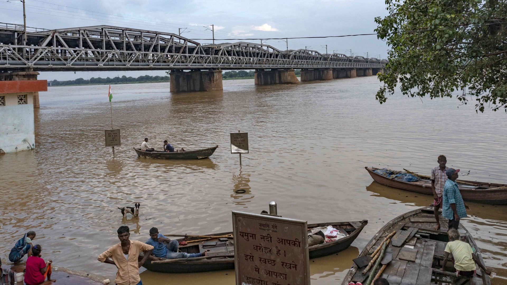 Menschen stehen am zuletzt stark angestiegenen Fluss Yumuna in Prayagraj im nordindischen Staat Uttar Pradesh. (aufgenommen am 20. August 2022) | AP
