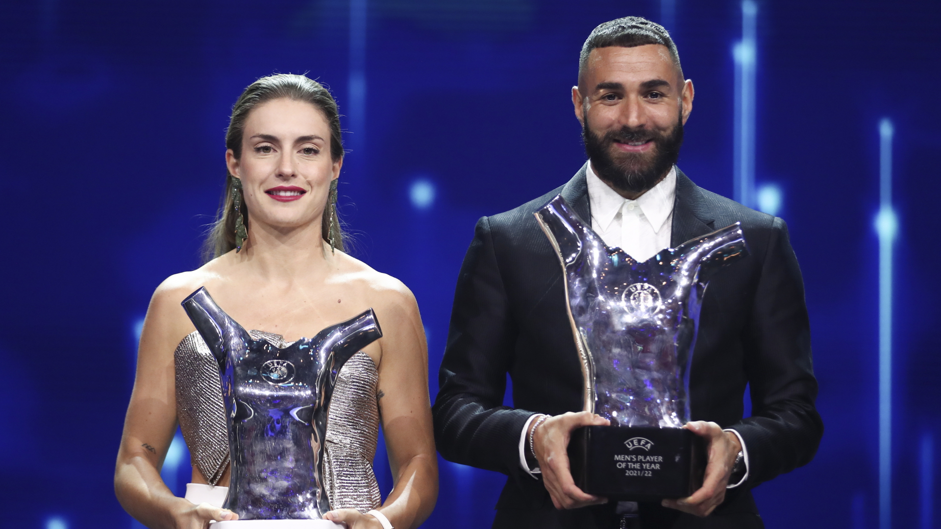 Alexia Putellas vom FC Barcelona und Karim Benzema von Real Madrid halten die Auszeichnungen für Europas Fußballer des Jahres in den Händen.  | EPA
