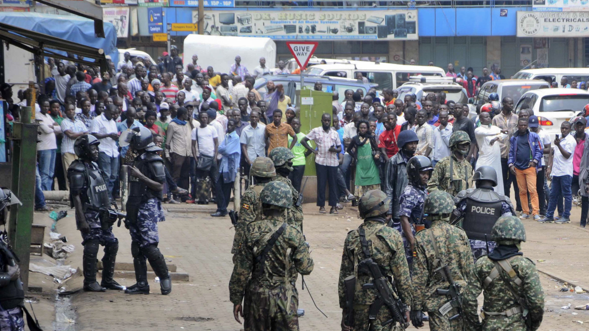 Proteste nach der Festnahme von Bobi Wine in Kampala | AP