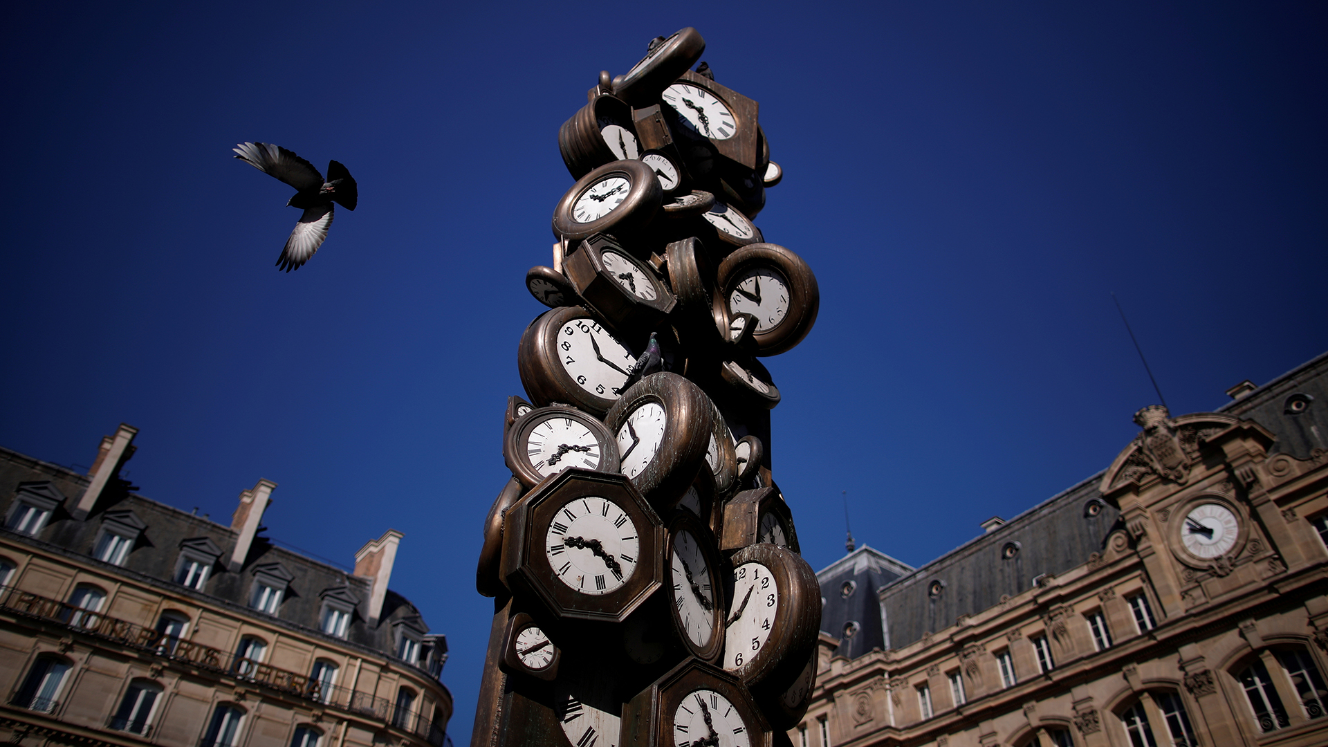 Uhren in einer Skulptur | REUTERS
