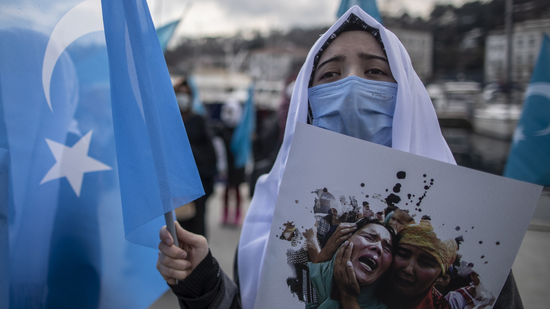 Eine Uigurin macht auf einer Demonstration in Istanbul auf die Lage ihres Volks in China aufmerksam. | EPA