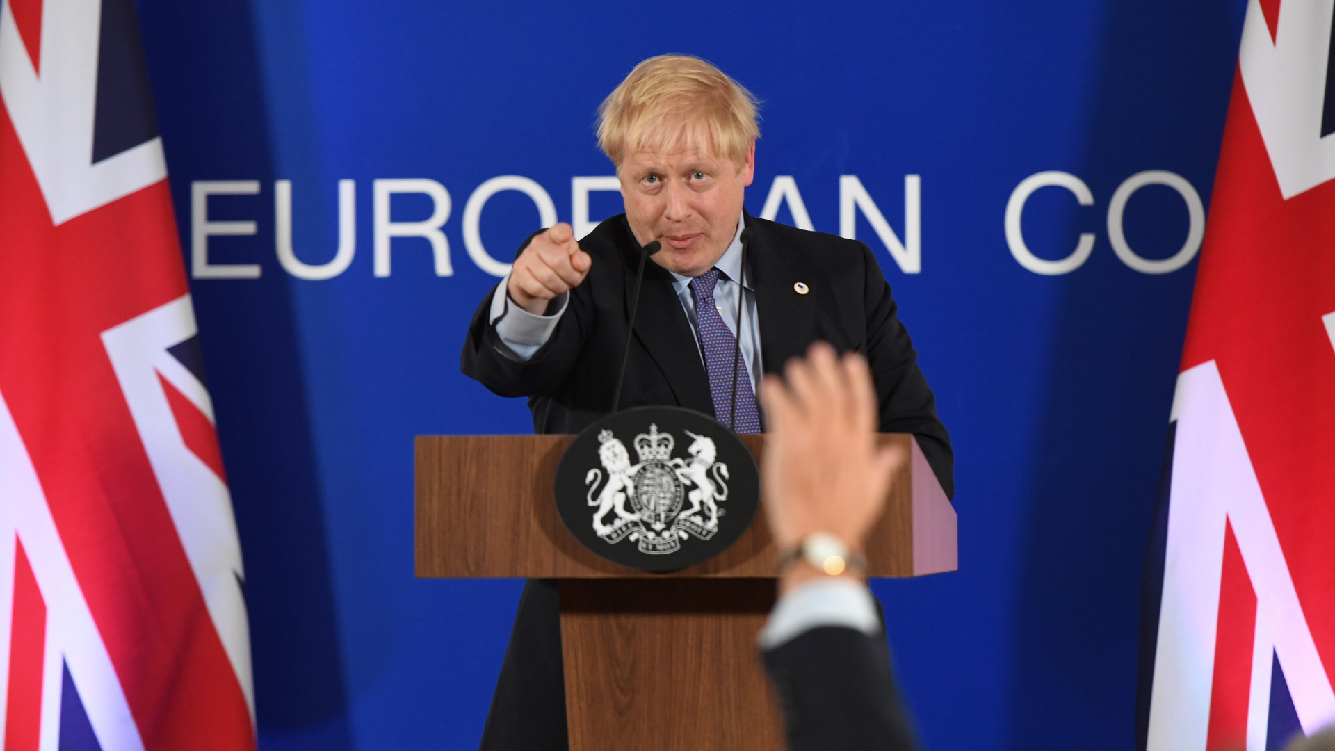 Der britische Premier Boris Johnson äußert sich vor Journalisten zum neuen Brexit-Deal. | dpa