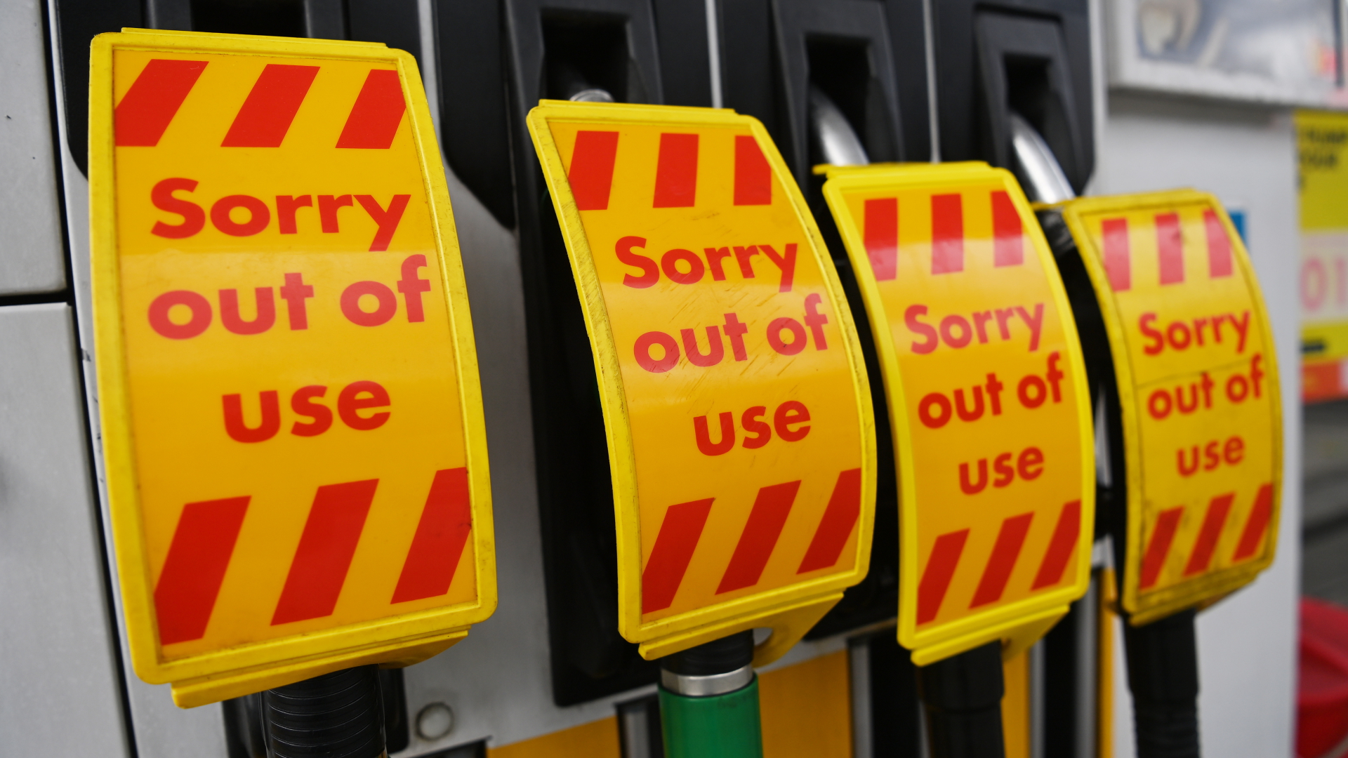 An einer Tankstelle in London teilen Schilder auf Zapfsäulen mit, dass es kein Benzin mehr gibt. | EPA