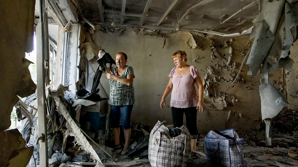 Frauen in einem zerstörten Haus im Osten der Ukraine