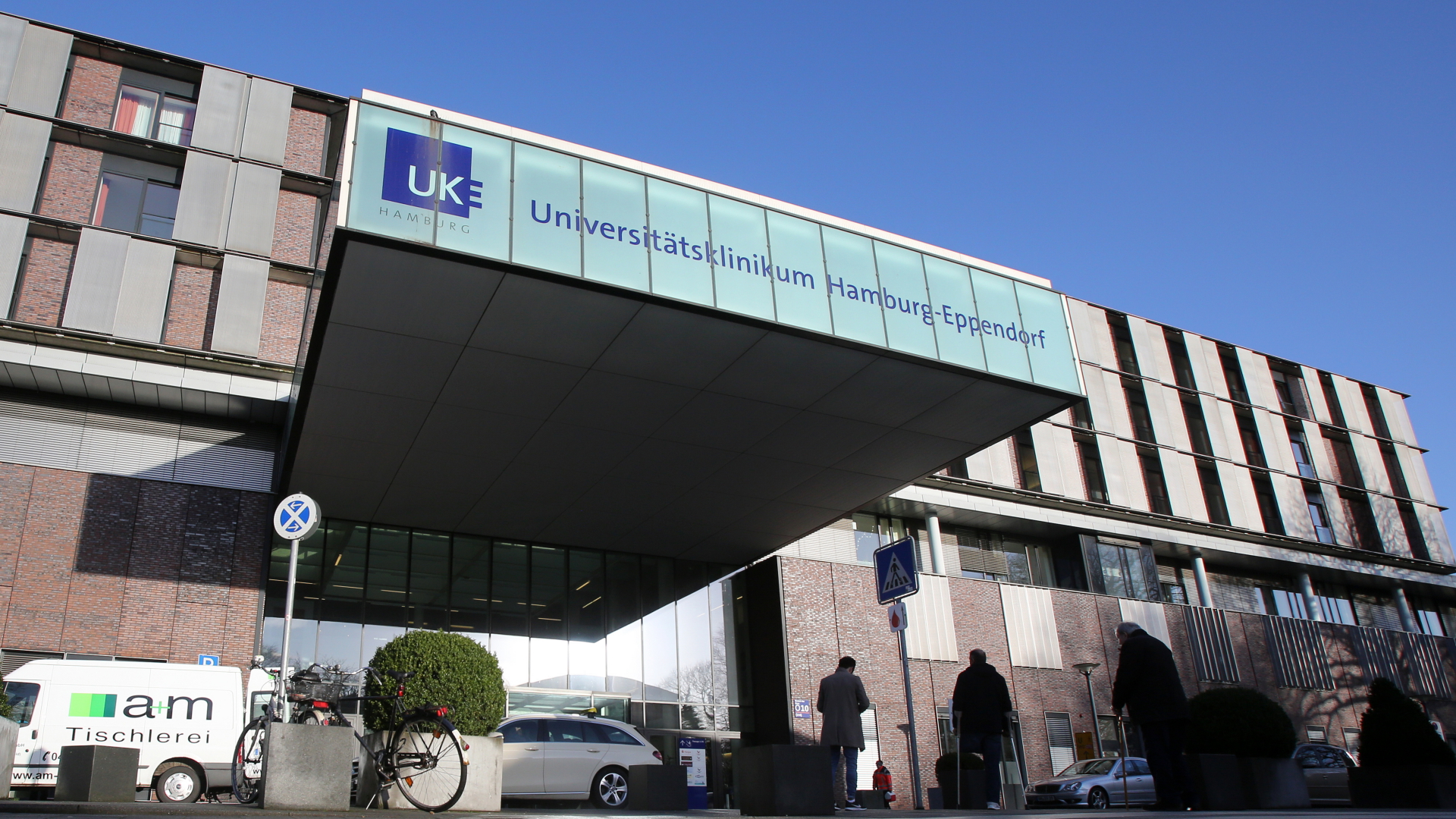 Blick auf den Eingangsbereich des Universitätsklinikums Hamburg-Eppendorf (UKE).  | dpa