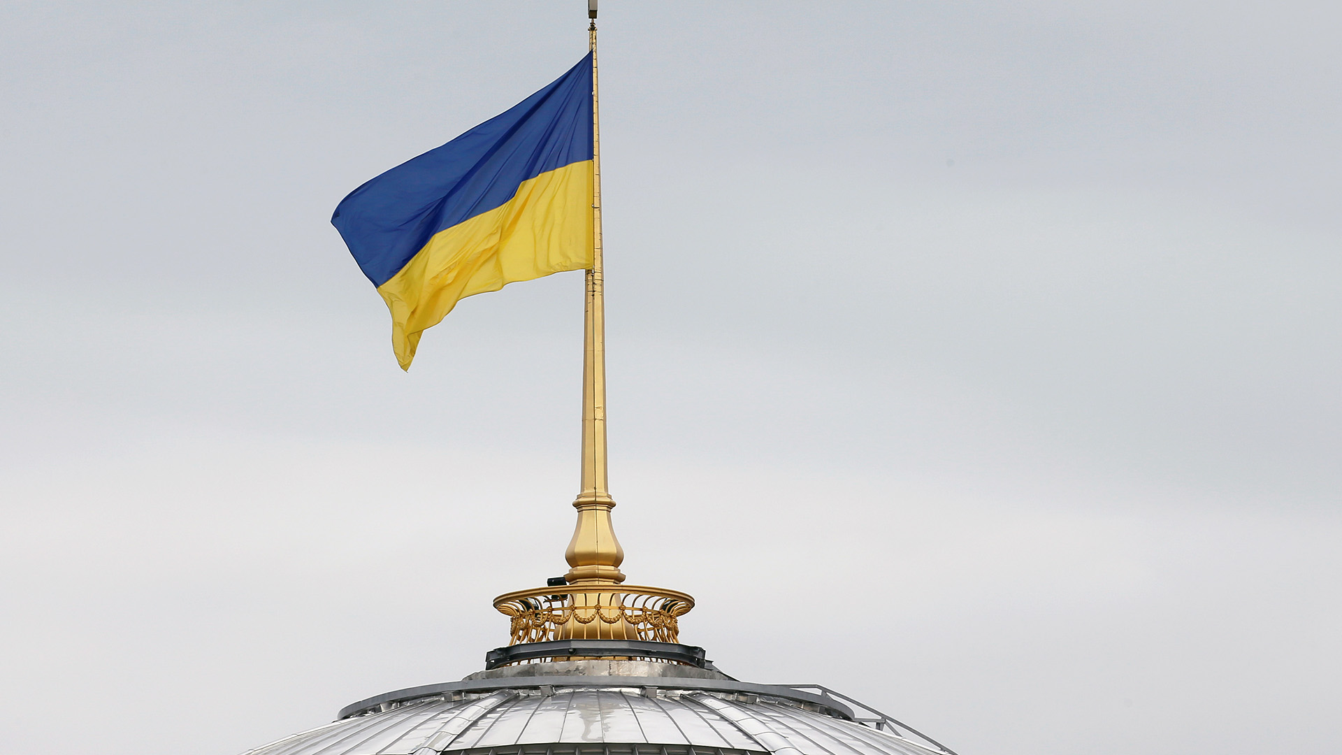 Ukraine Fahne weht über dem Parlamentsgebäude in Kiew