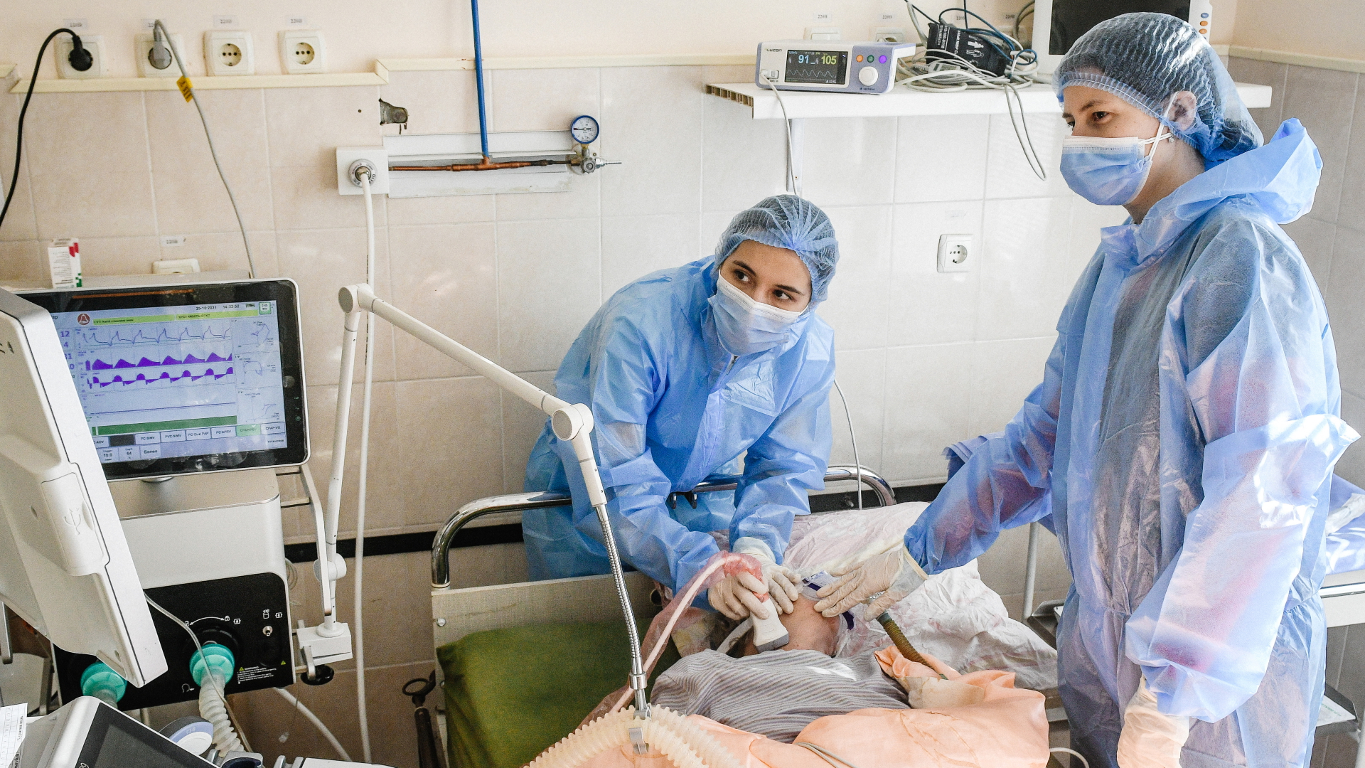 Mitarbeiter des Gesundheitswesens kümmern sich um einen Patienten auf der Corona-Intensivstation eines Krankenhauses  in der ukrainischen Stadt Saporischschja  | dpa