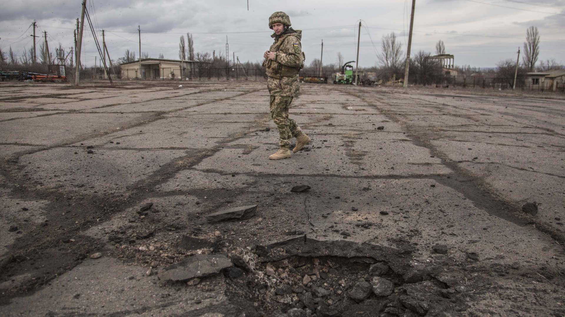 Ein ukrainischer Soldat schaut auf ein Einschussloch in der Region Luhansk | AP