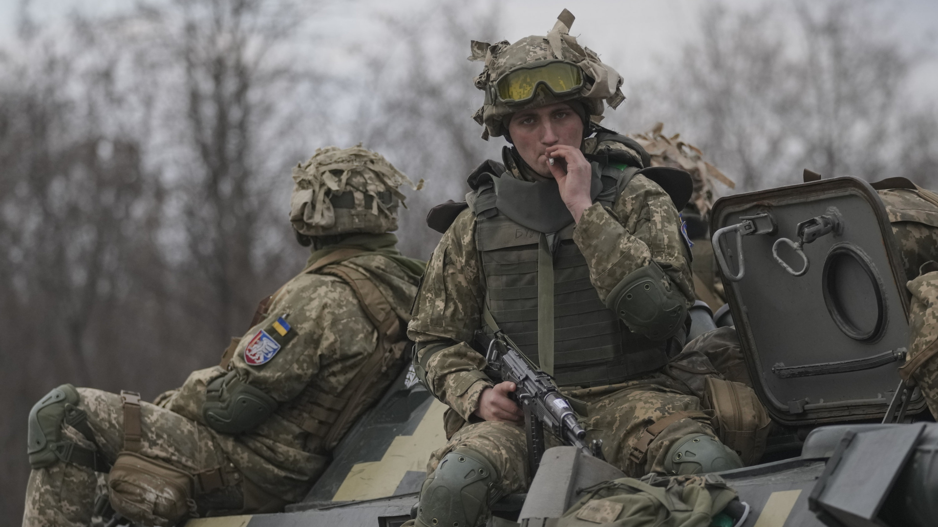 Ukrainische Soldaten auf einem Militärfahrzeug. | AP