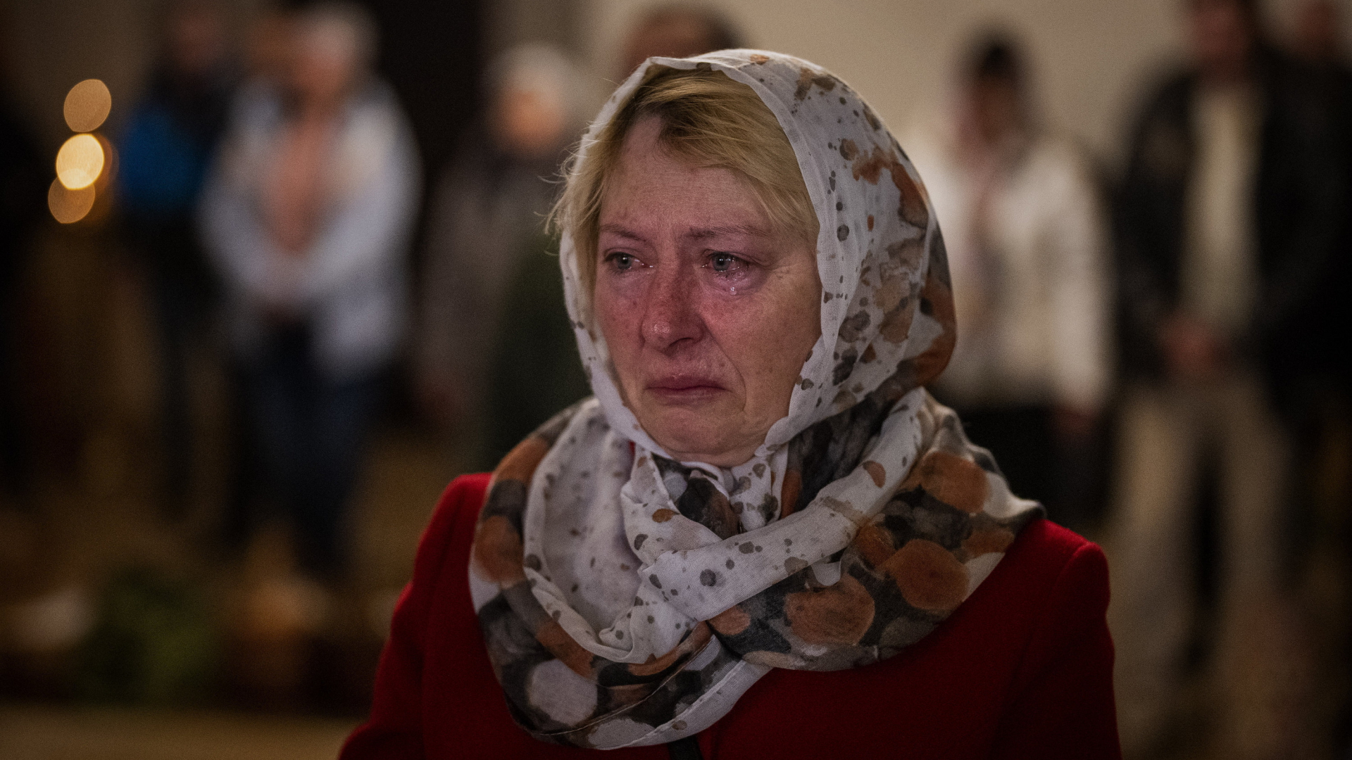 Eine Frau weint während eines Ostergottesdienstes in der Nähe von Kiew
