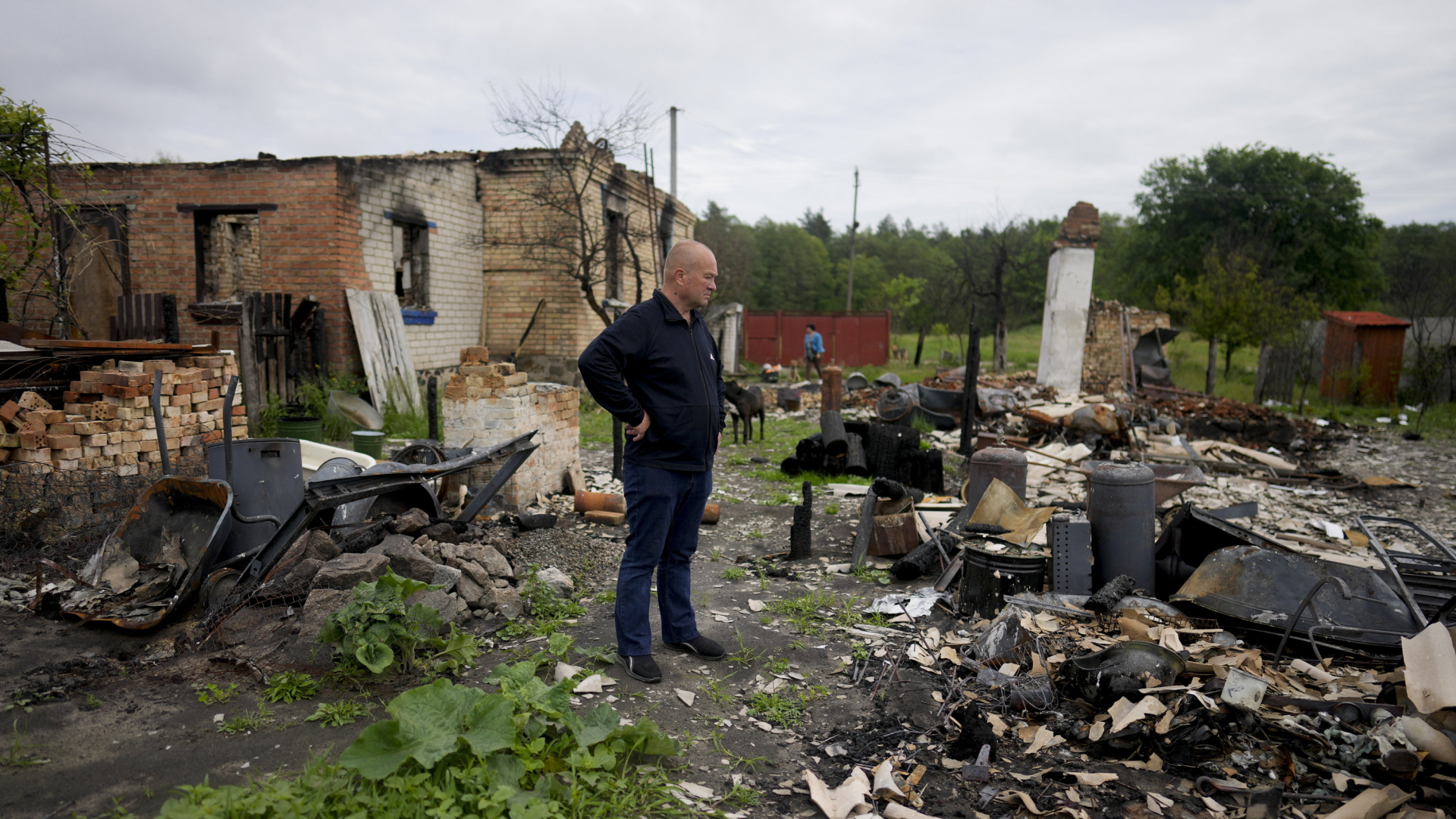 Eduard Zelenskyy steht vor seinem durch Angriffe zerstörten Haus in Potashnya am Rande von Kiew
