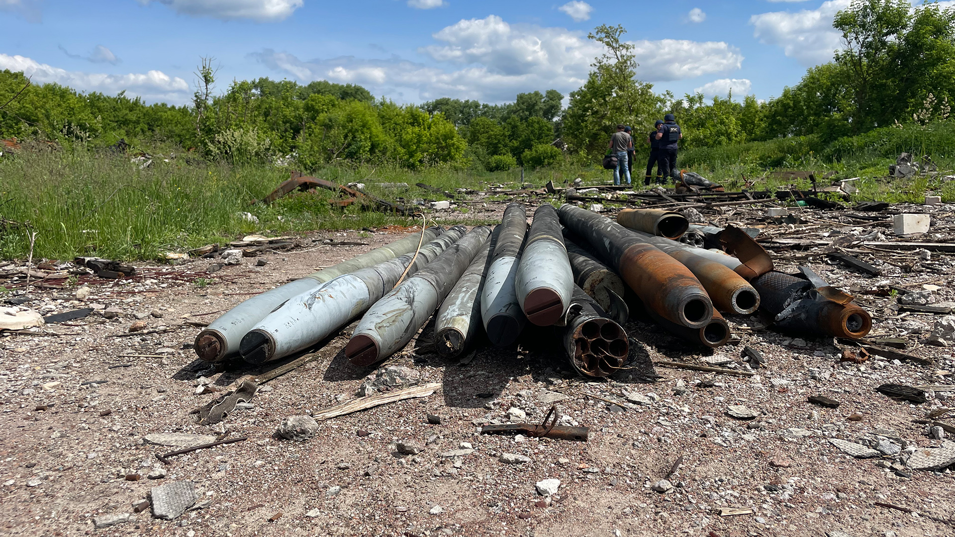 Nicht explodierte Raketen liegen geordnet auf einem Haufen. | Andrea Beer, ARD-Studio Moskau, zzt. Kiew