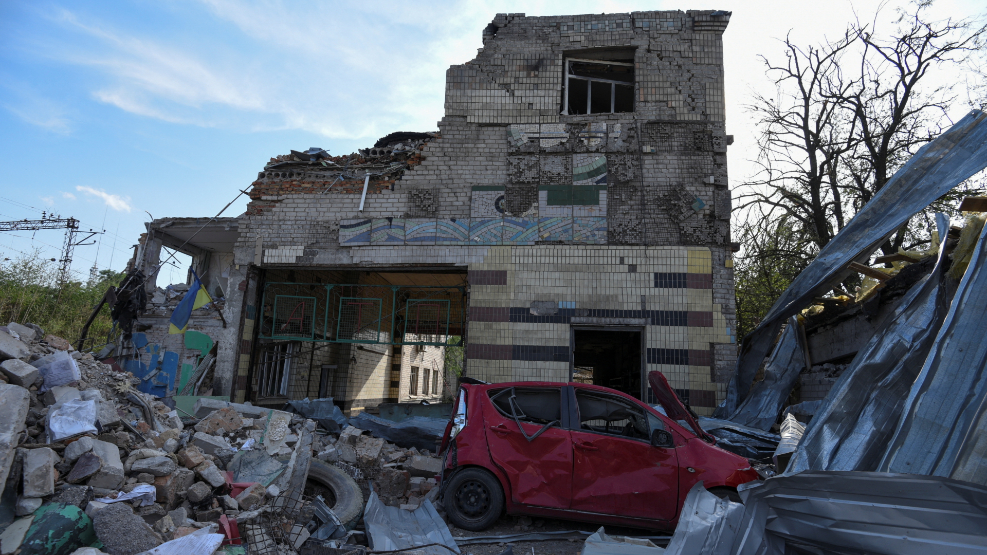 Ein zerstörtes Gebäude in der ukrainischen Stadt Dnipro