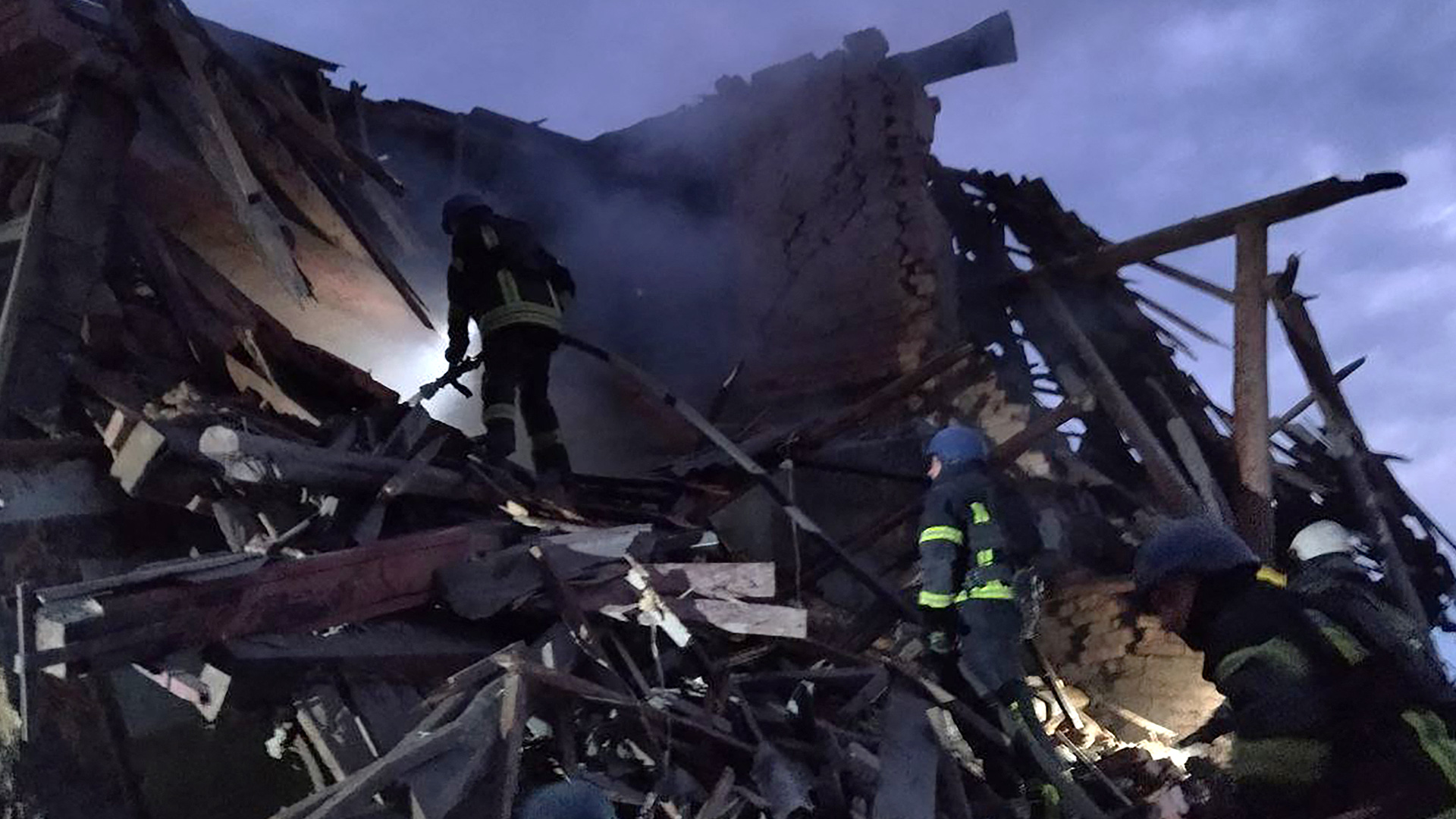 Rettungskräft auf einem zerstörten Gebäude in Nikopol | AFP