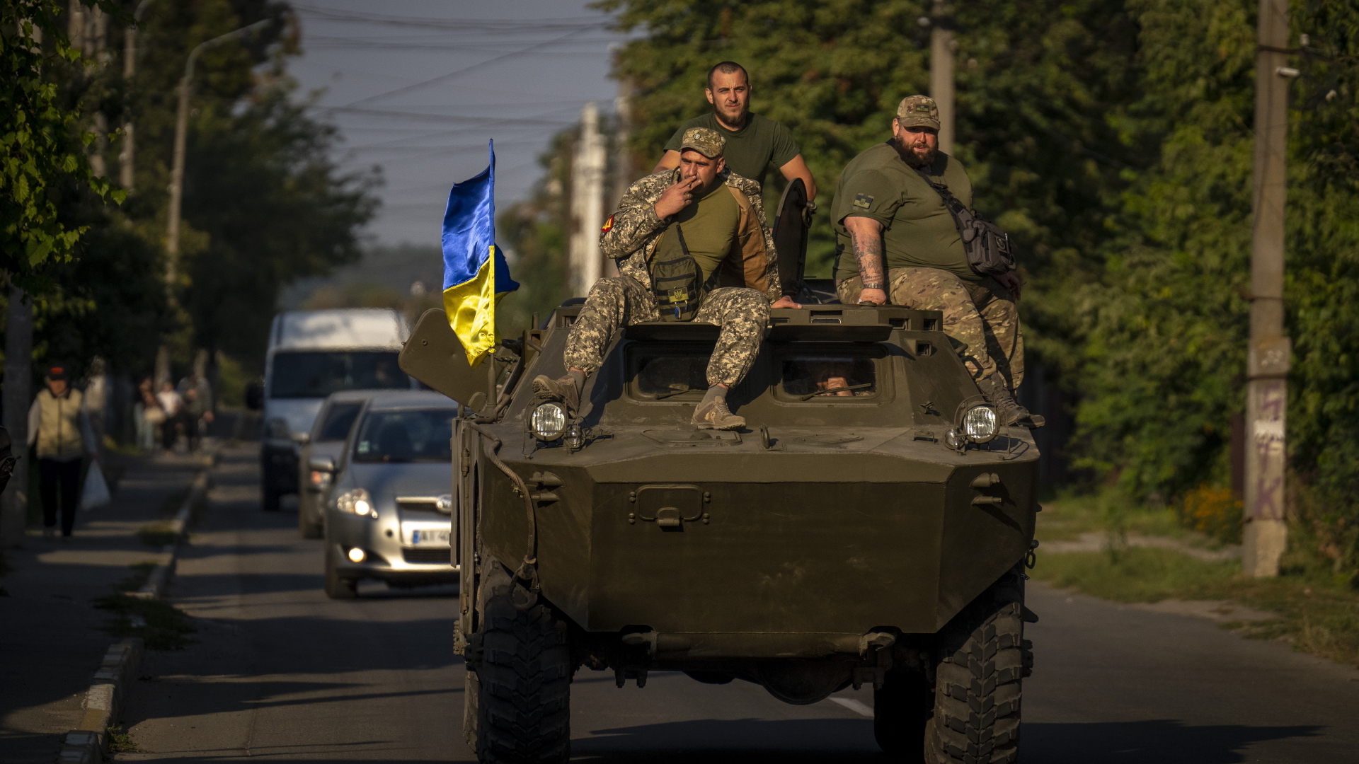 Ukrainische Soldaten auf einem Panzer | dpa