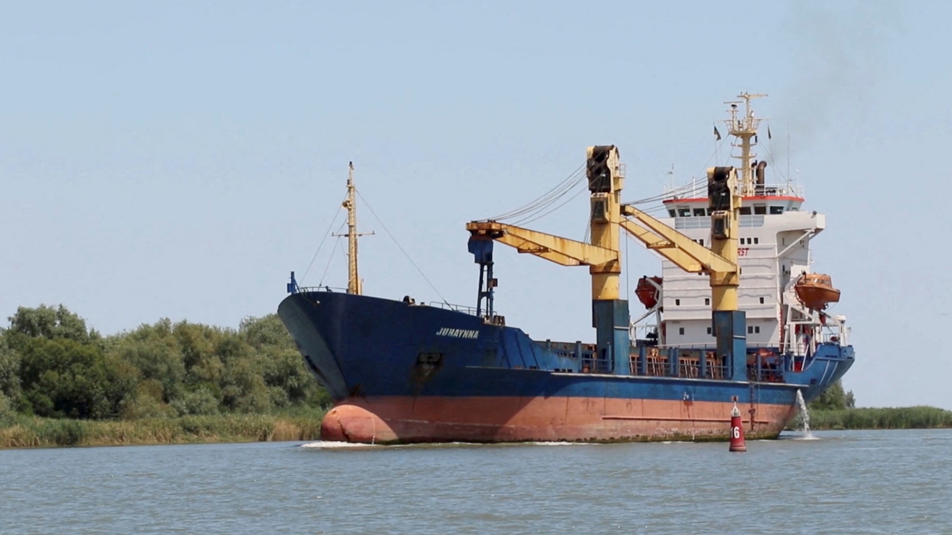 Ein Frachter fährt durch den Bystre-Kanal in der Ukraine vom Schwarzen Meer in Richtung Donau | via REUTERS