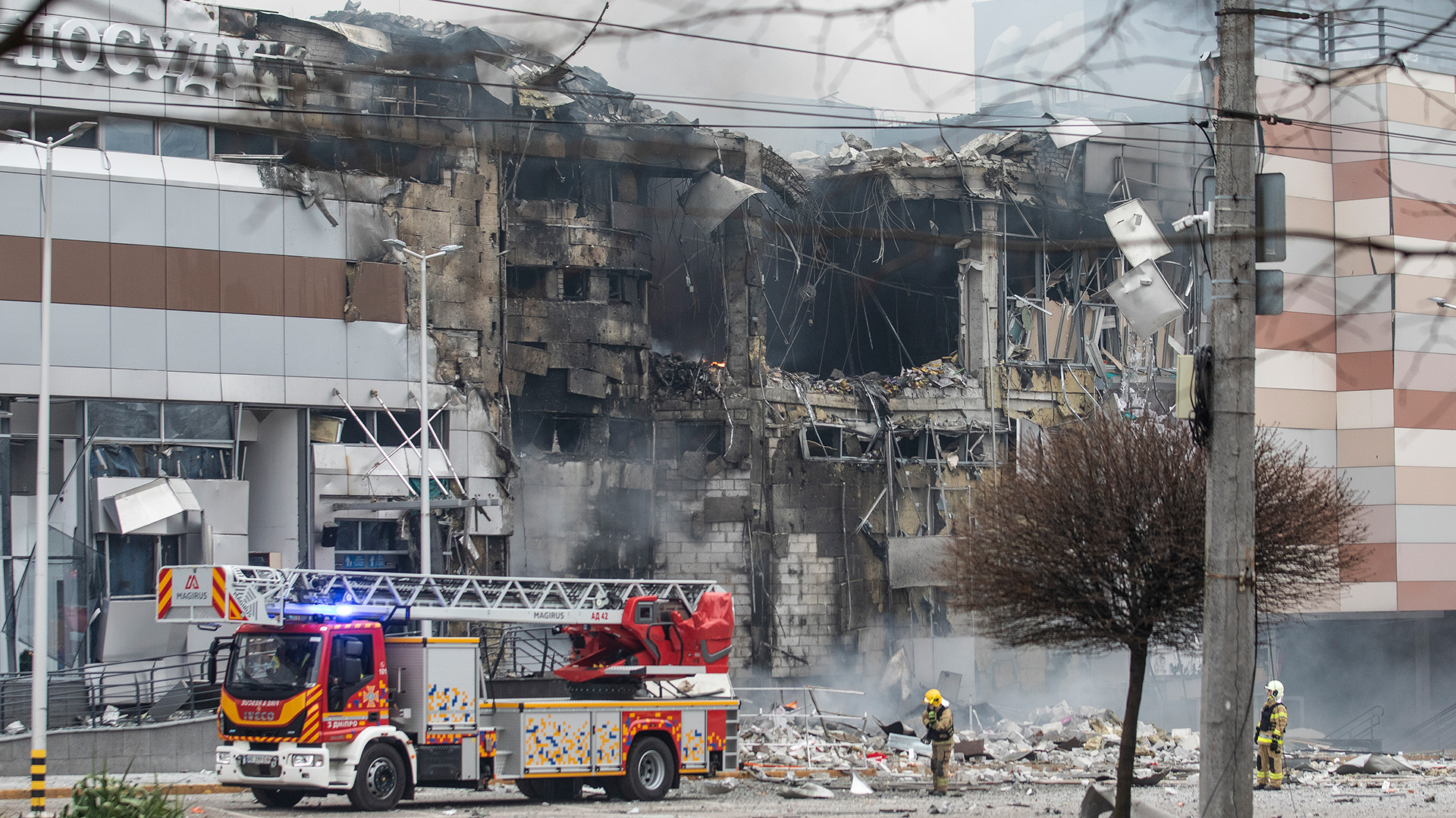 Ein von Raketeneinschlägen zerstörtes Einkaufszentrum in Dnipro