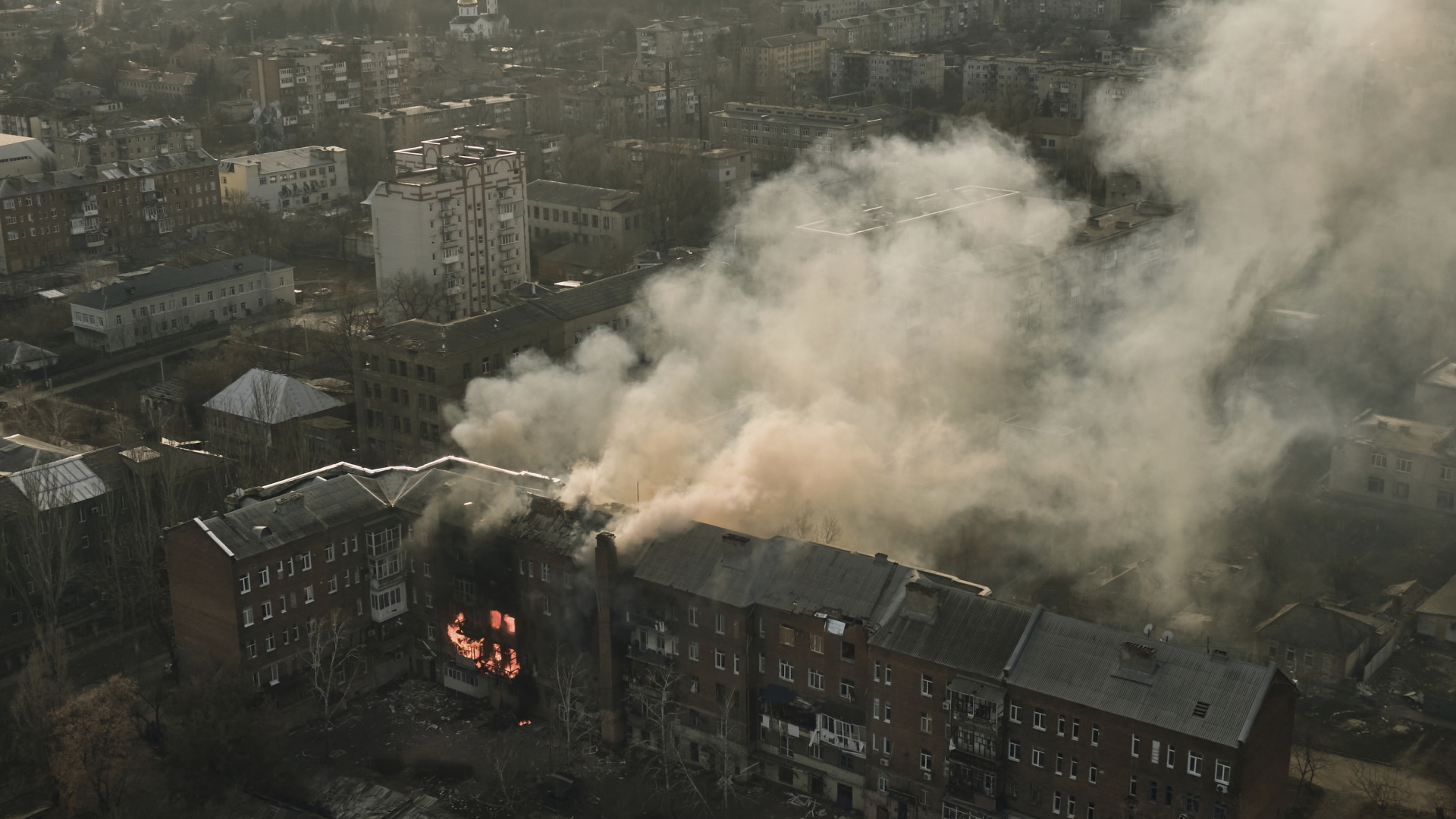 Ein Wohnhaus im ukrainischen Bachmut steht nach einem Beschuss in Flammen. (7.12.2022) | dpa