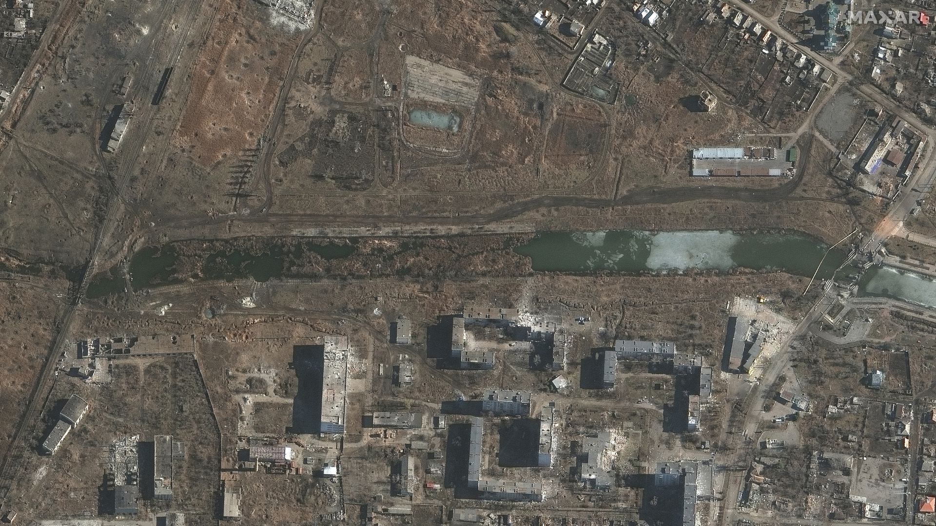 Dieses Satellitenbild des Unternehmens Maxar zeigt zerstörte Brücken und Gebäude in Bachmut . | dpa