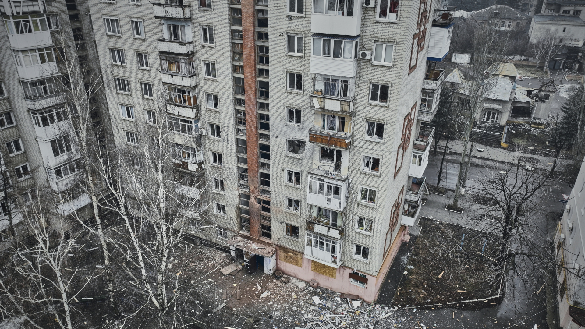 Ein beschädigtes Gebäude ist in dieser Luftaufnahme von Bachmut zu sehen, dem Ort schwerer Kämpfe mit russischen Truppen in der Region Donezk.