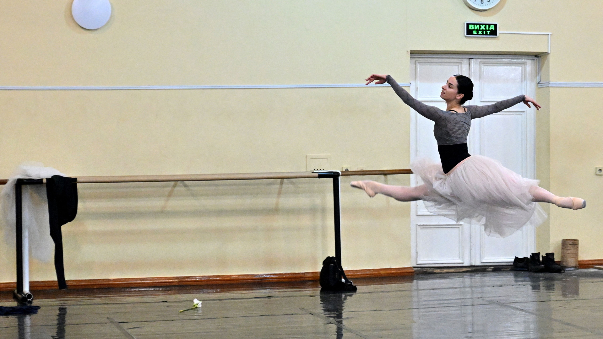 Die Ballerina Nataliya Matyak der Nationaloper der Ukraine probt für eine Aufführung von "Giselle"  | AFP