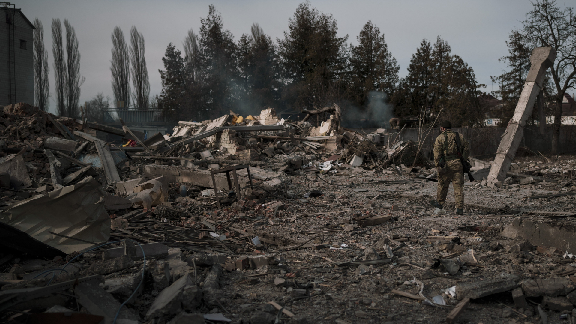Ein ukrainischer Soldat in den Trümmern einer Autowaschanlage im Baryschiwka südlich von Kiew.