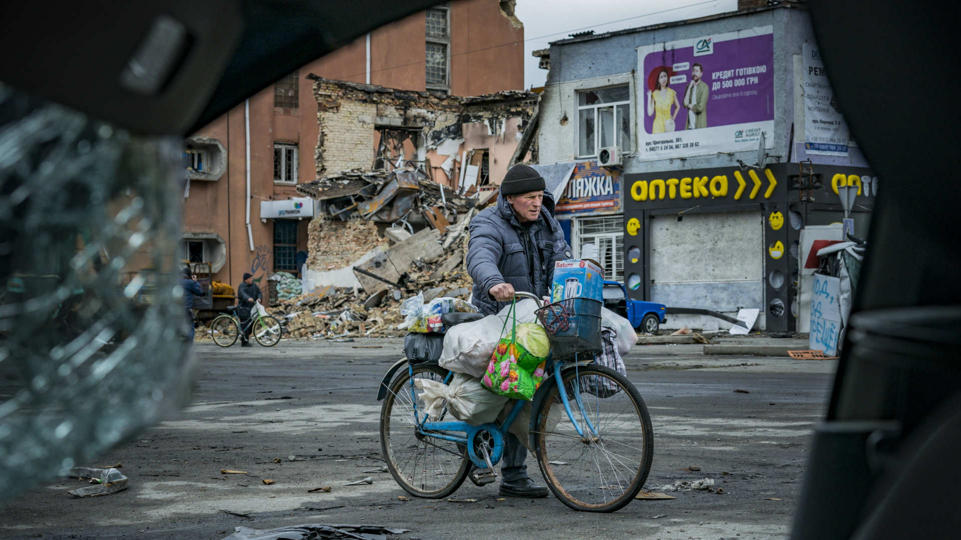  Ein Mann nimmt seine Habseligkeiten auf einem Fahrrad mit, nachdem er sein Haus während der Kämpfe zwischen der russischen und ukrainischen Armee in Borodianka verloren hat.  | dpa