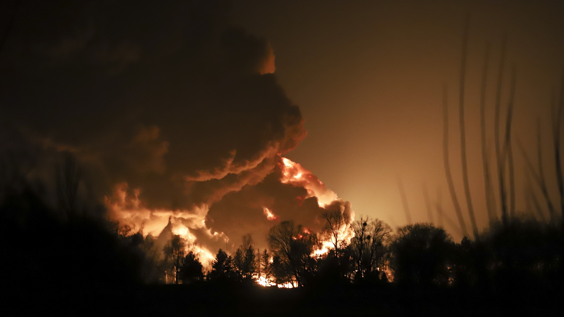 Ein brennendes Treibstoffdepot in Wassylkiw, südlich von Kiew | EPA