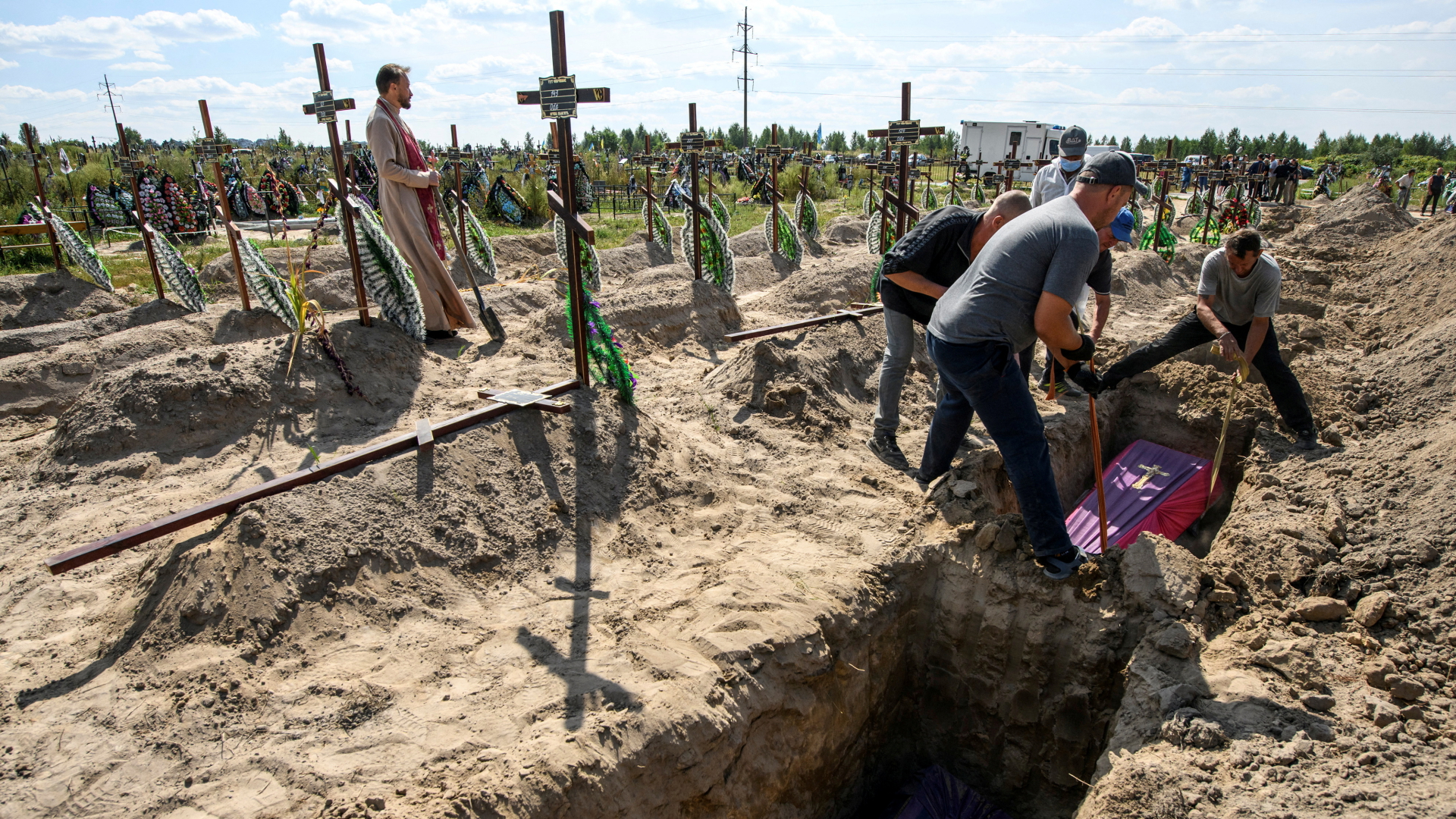 In Butscha (Ukraine) werden Opfer des Krieges beigesetzt