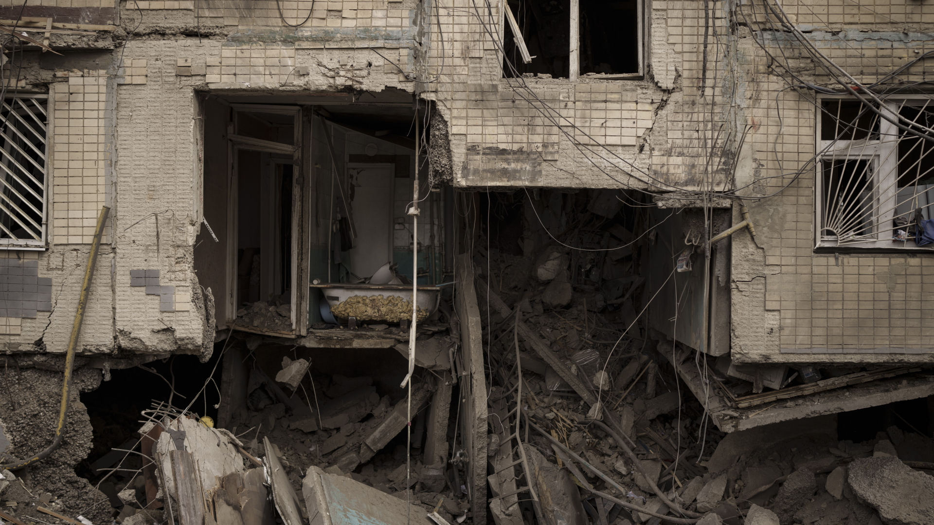 Ein durch Beschuss schwer beschädigtes Haus in der ukrainischen Stadt Charkiw. | dpa