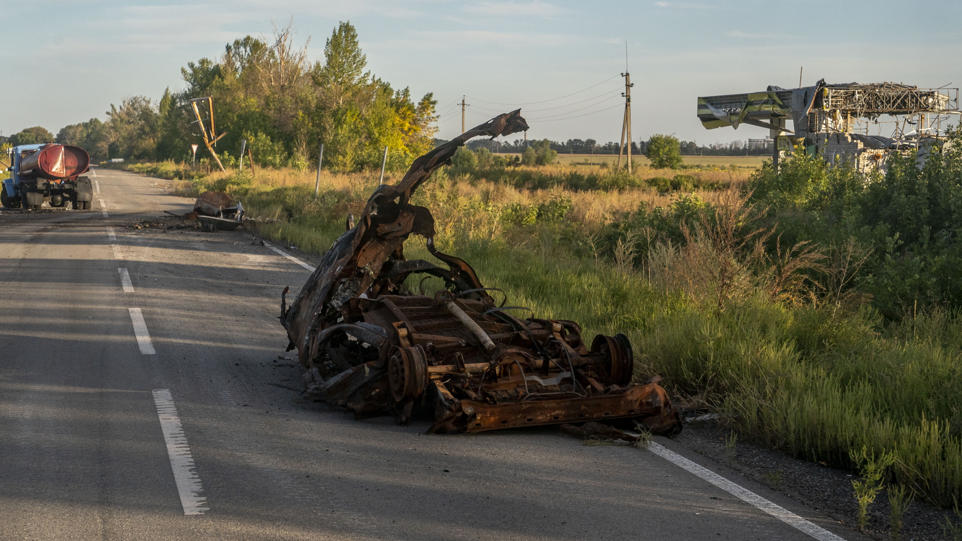 Zerstörte Fahrzeuge in der Region Charkiw | dpa
