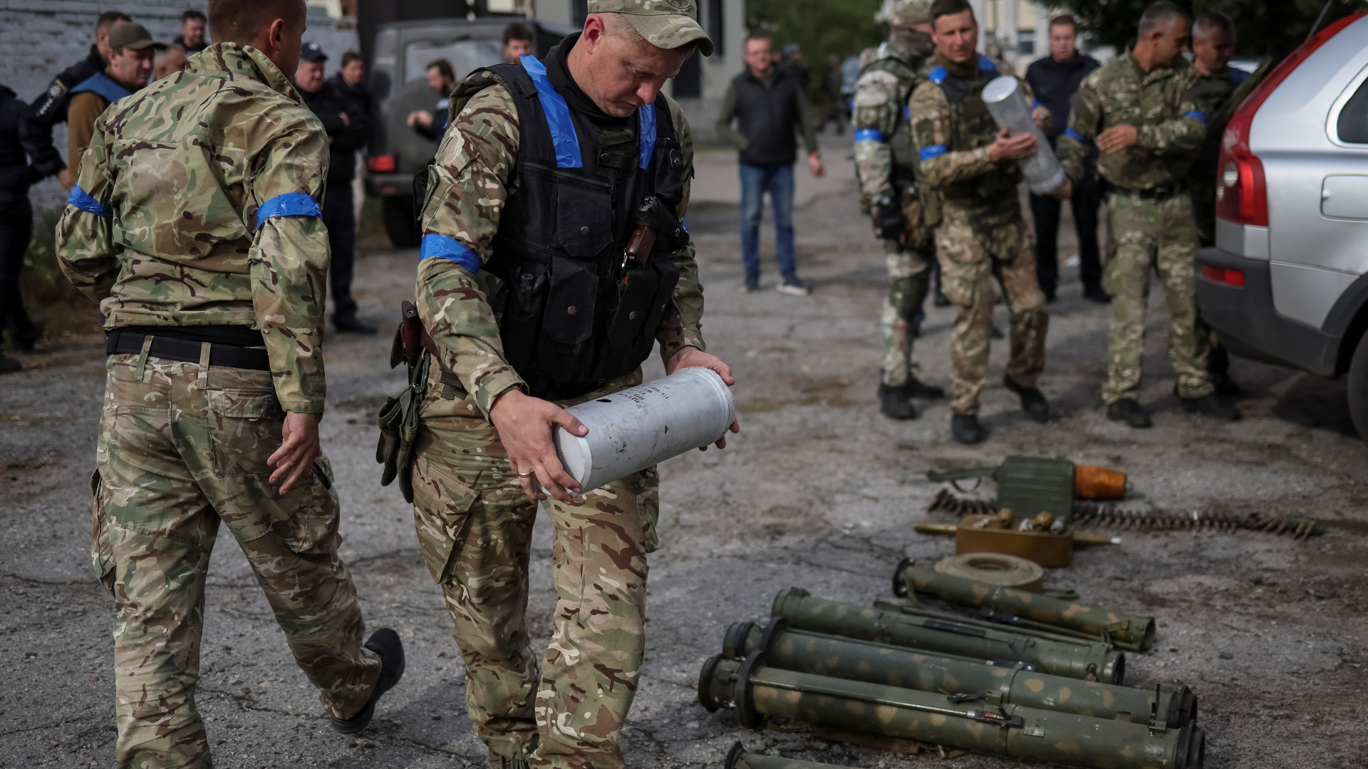 Ukrainische Soldaten sortieren Munition und Waffen, die von russischen Soldaten zurückgelassen worden sein sollen. | REUTERS