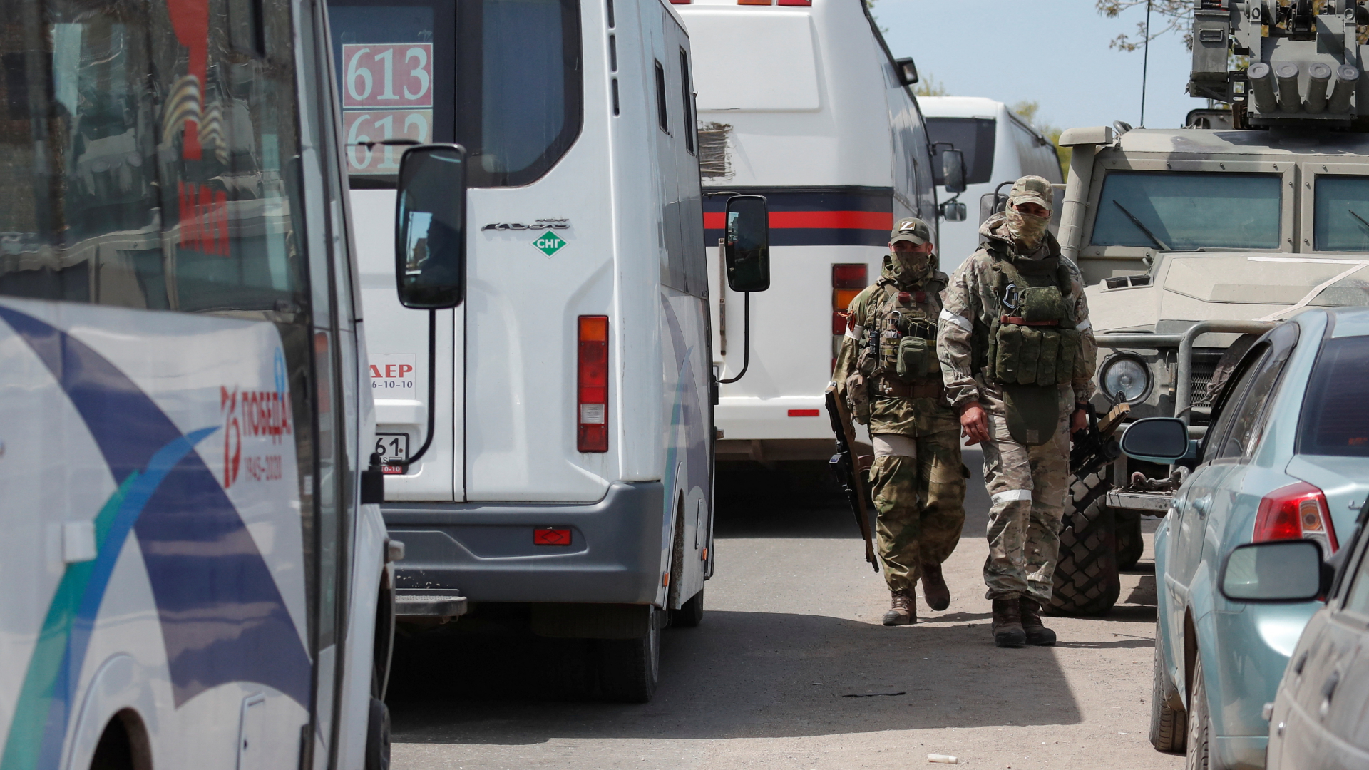 Leere Busse an einem Checkpoint von pro-russischen Truppen in Bezimenne (Ukraine, Region Donezk) | REUTERS