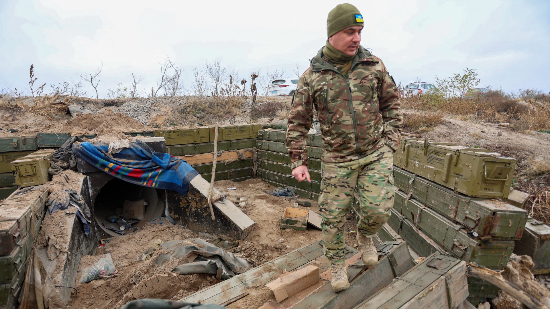 Ein ukrainischer Soldat begutachtet einen ehemaligen russischen Graben in der Oblast Cherson. | dpa