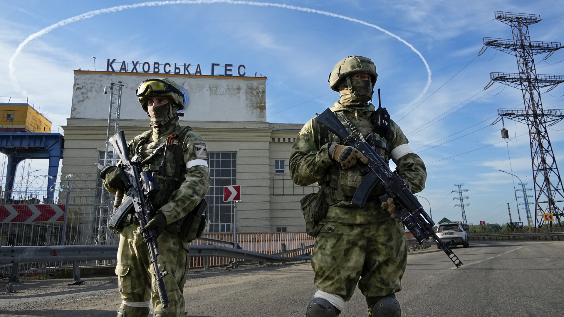 Zwei russische Soldaten bewachen den Eingang des Wasserkraftwerks Kachowka in der Region Cherson. | Uncredited/AP/dpa