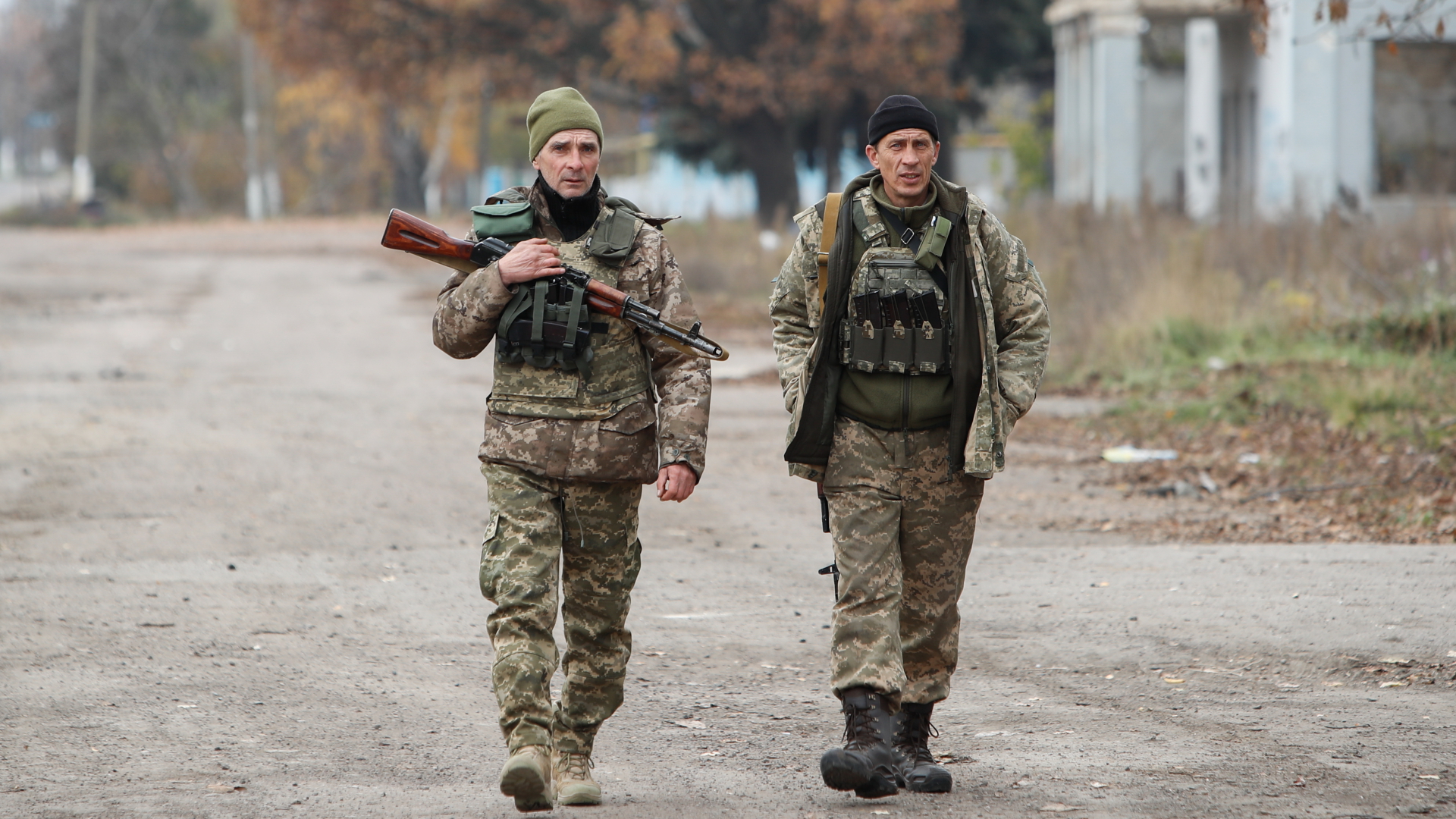 Zwei ukrainische Soldaten patrouillieren in einer Stadt im Gebiet Cherson in der Nähe der Frontlinie | dpa