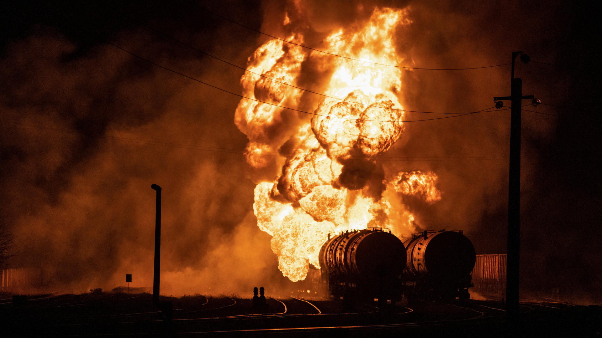 Im russisch besetzten Donezk brennen auf Eisenbahngleisen stehende Tankwagen.