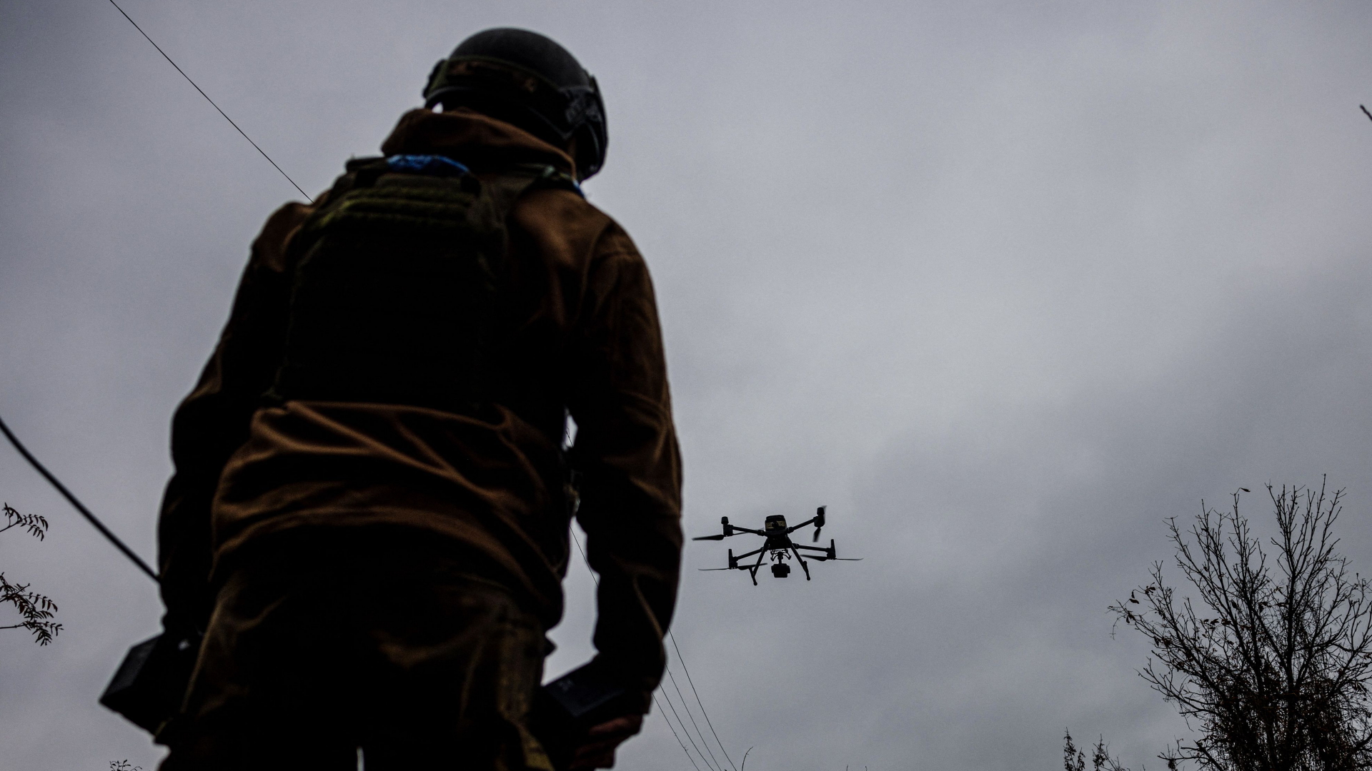 Ein ukrainischer Soldat startet bei Donezk eine Drohne | AFP