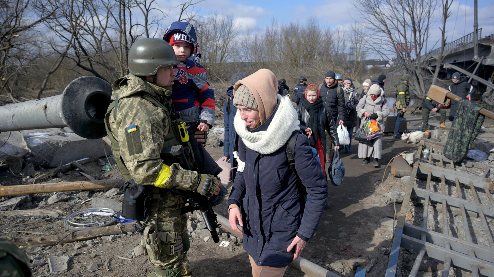 Ein ukrainischer Soldat hilft Menschen bei der Evakuierung der Stadt Romanivka | REUTERS