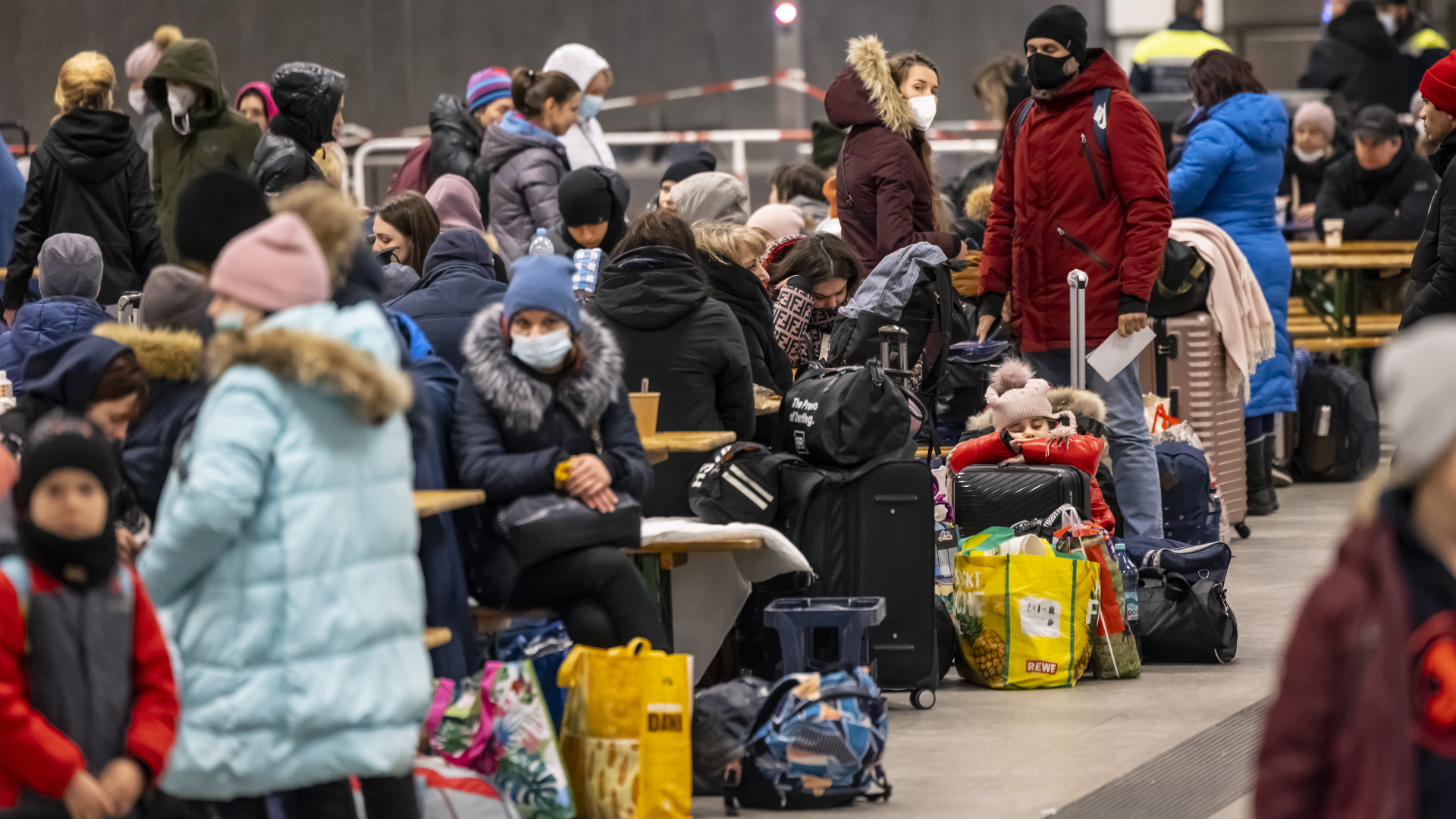 Menschen warten in der Anlaufstelle für Flüchtlinge aus der Ukraine auf dem Berliner Hauptbahnhof im März. | dpa