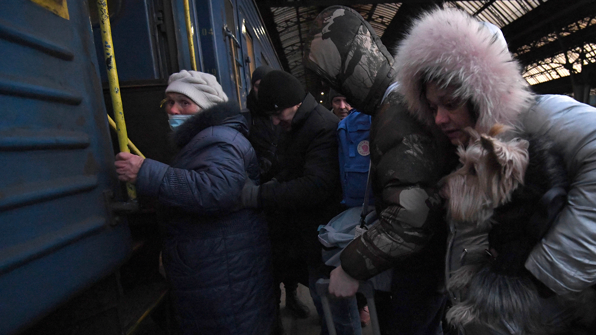 Menschen steigen in Lviv in einen Zug, um vor der russischen Invasion in die Ukraine zu fliehen.  | picture alliance/dpa/ZUMA Press 
