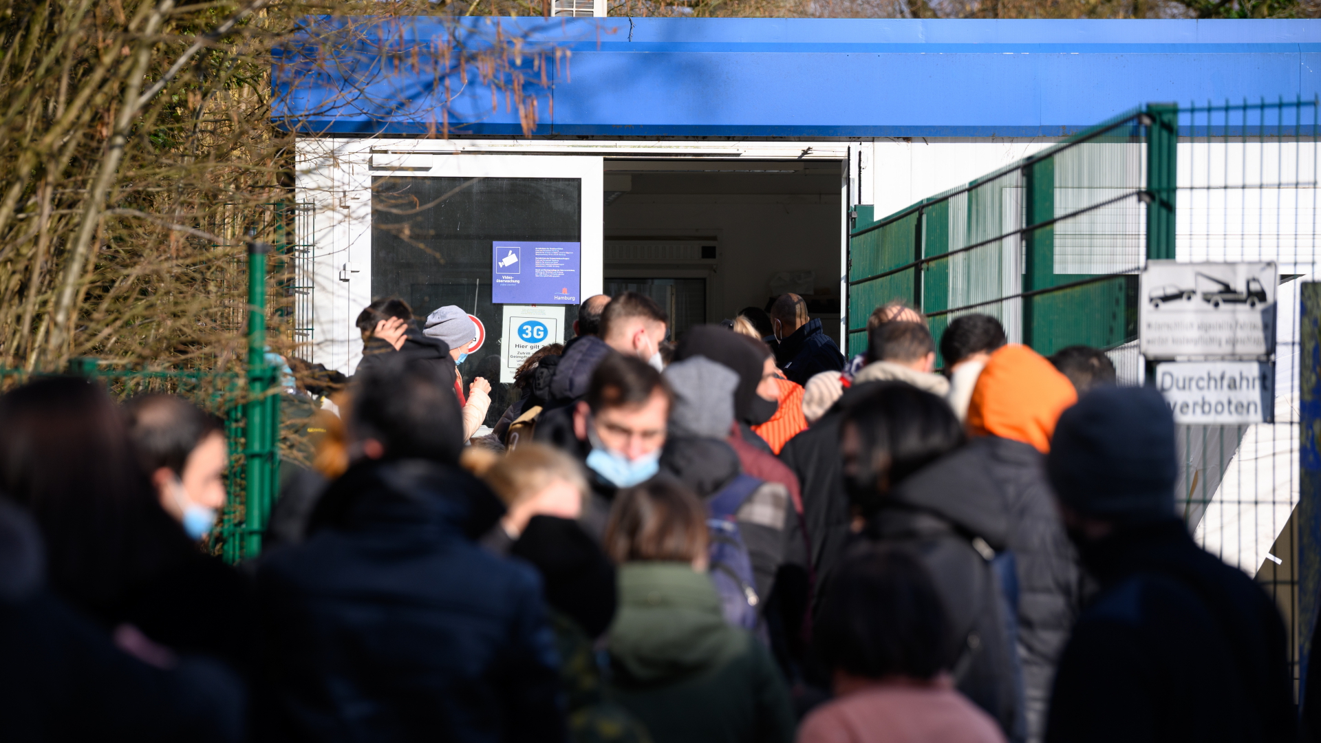 Zahlreiche Geflüchtete stehen in einer Schlange zur Registrierung an einem Ankunftszentrum in Hamburg (Archivbild). | dpa