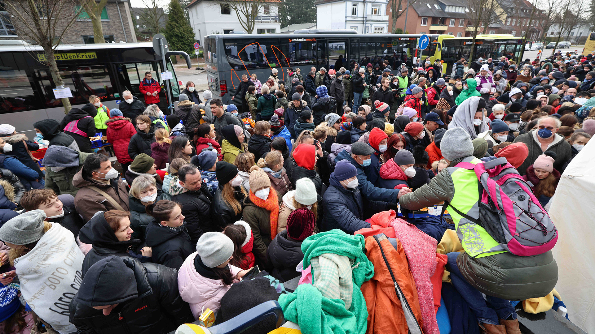 Menschen, die aus der Ukraine geflohen sind, warten vor dem Amt für Migration in Hamburg. | dpa