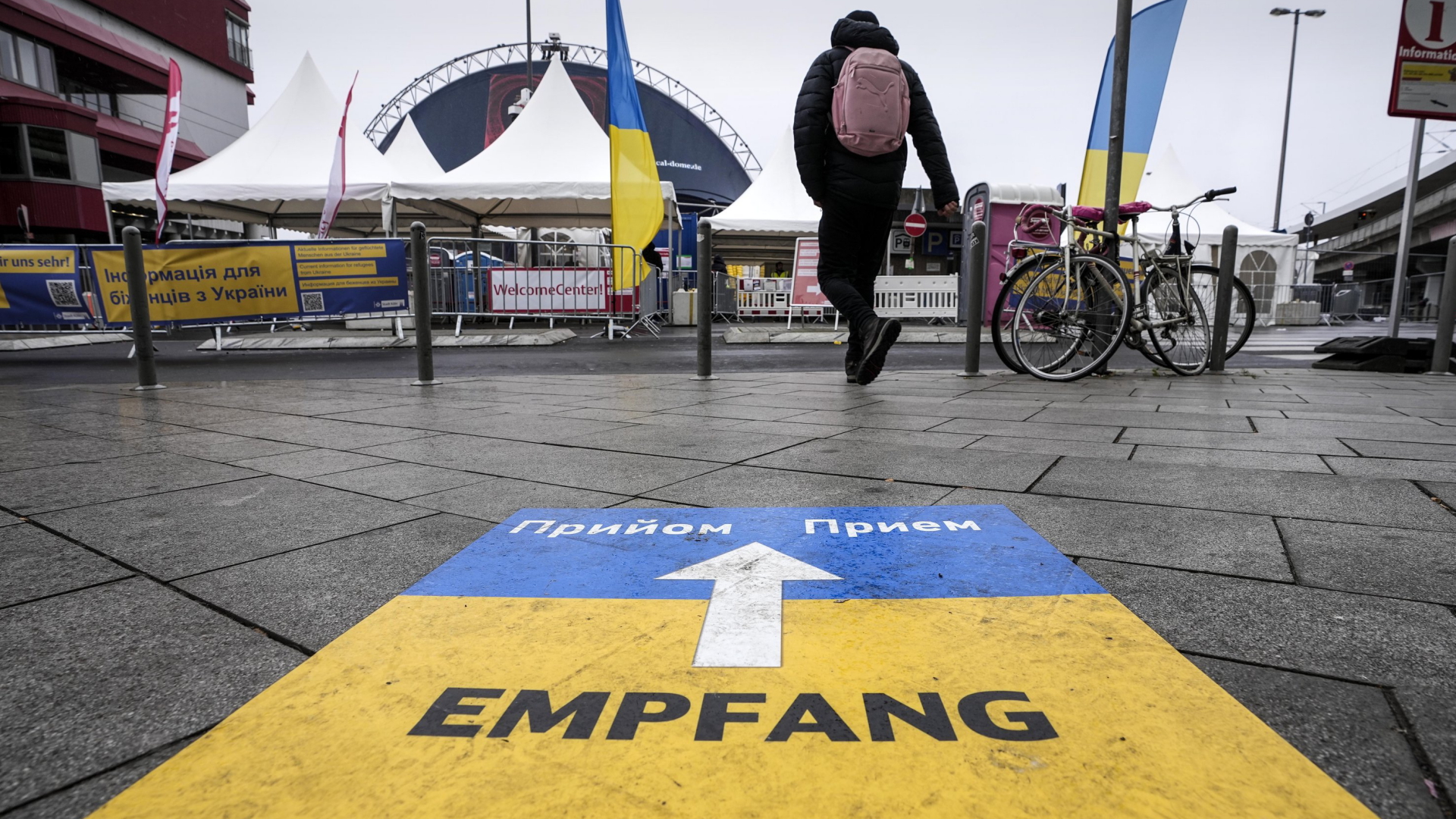 Ein Hinweis auf dem Boden vor dem Kölner Hauptbahnhof weist Flüchtlingen aus der Ukraine den Weg | AP