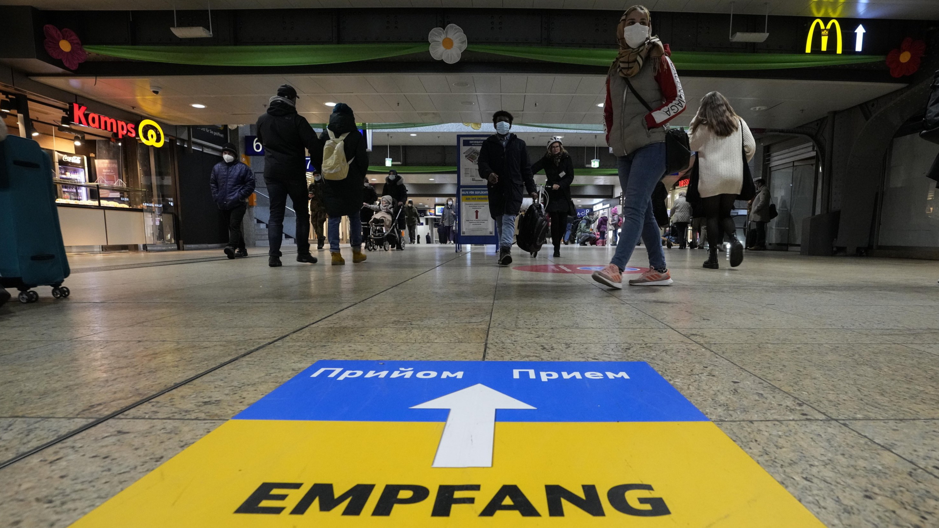 Ein Hinweis auf dem Boden im Kölner Hauptbahnhof weist Flüchtlingen aus der Ukraine den Weg