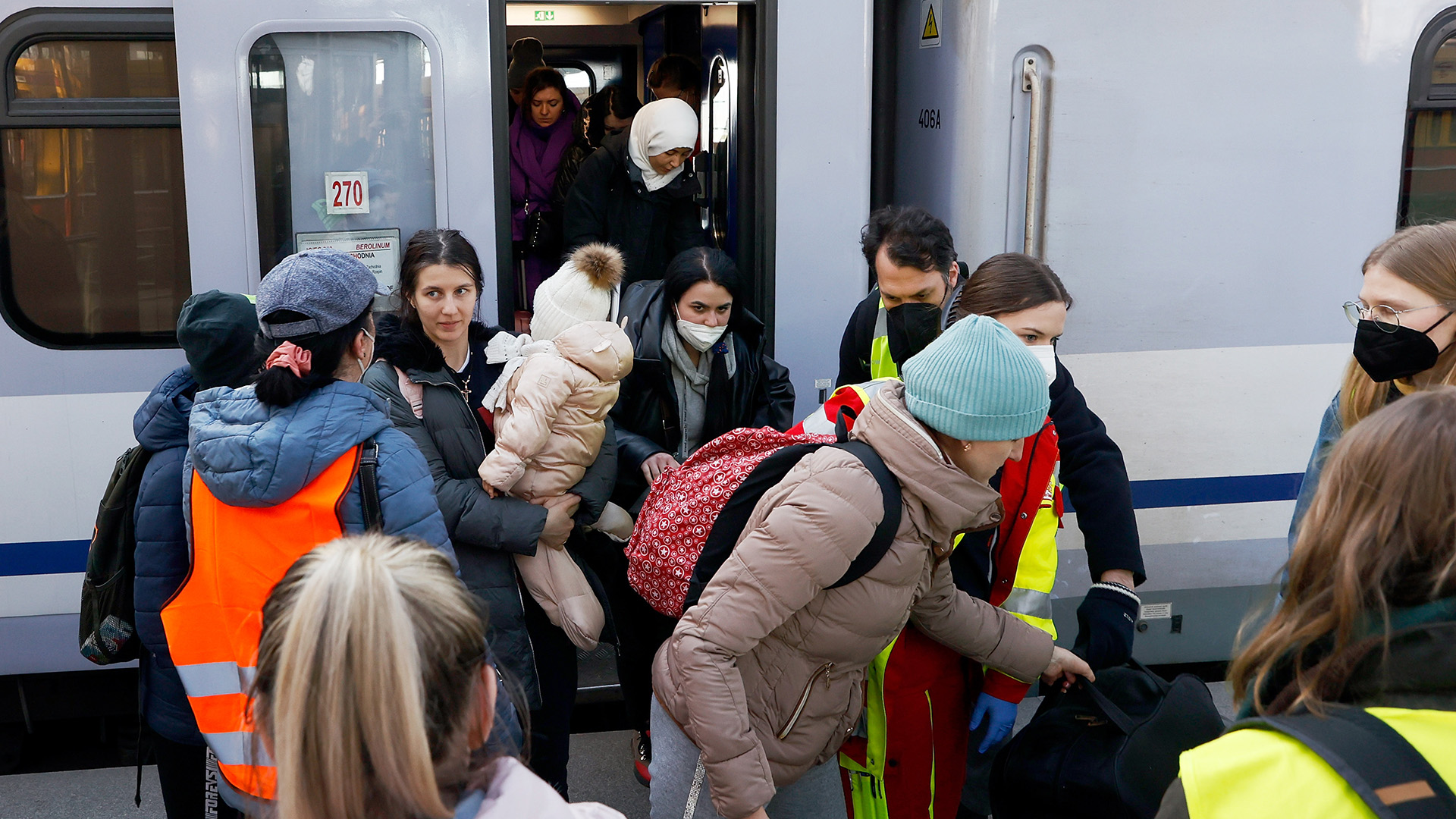 Menschen aus der Ukraine kommen mit einem Zug an. | dpa
