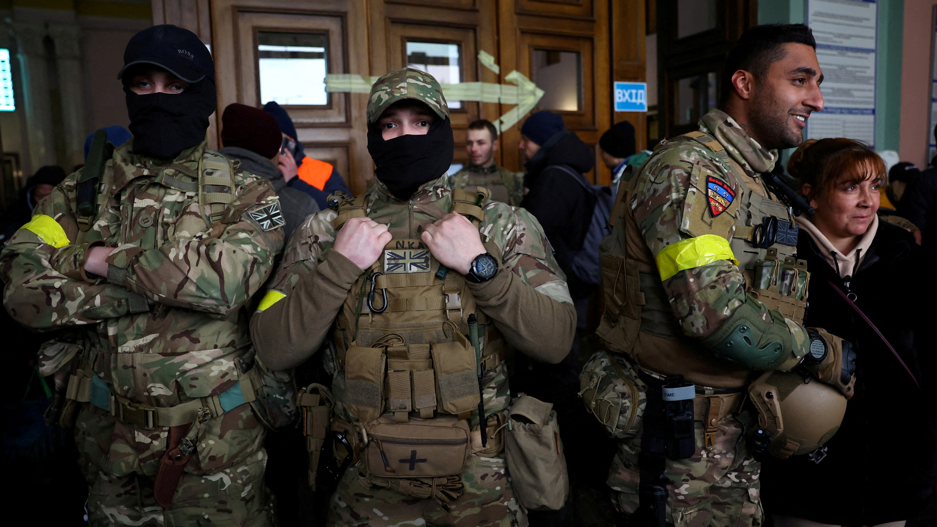 Freiwillige Kämpfer aus Großbritannien in Lwiw auf dem Weg in die Kriegsgebiete in der Ukraine. | REUTERS