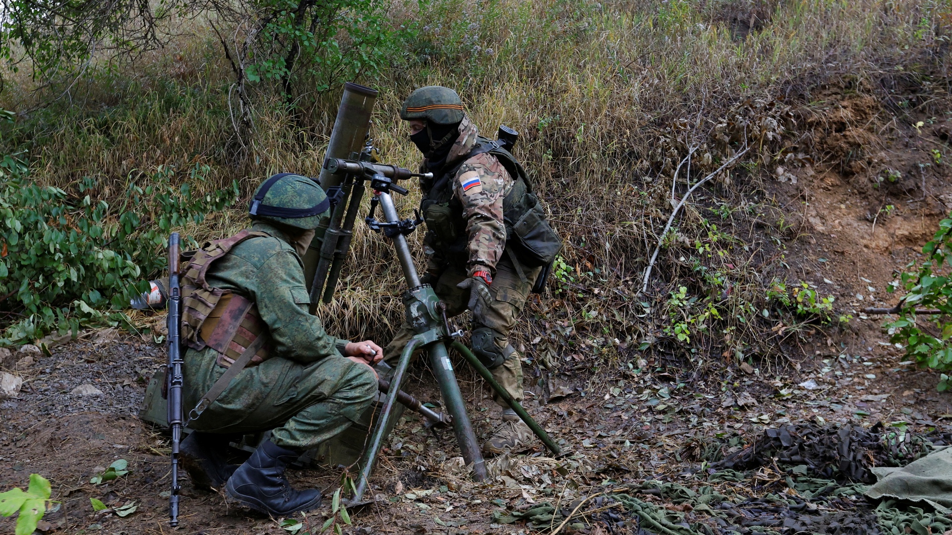 Diese Aufnahme soll russische Soldaten zeigen, die im Raum Donezk einen Mörser ausrichten. | REUTERS