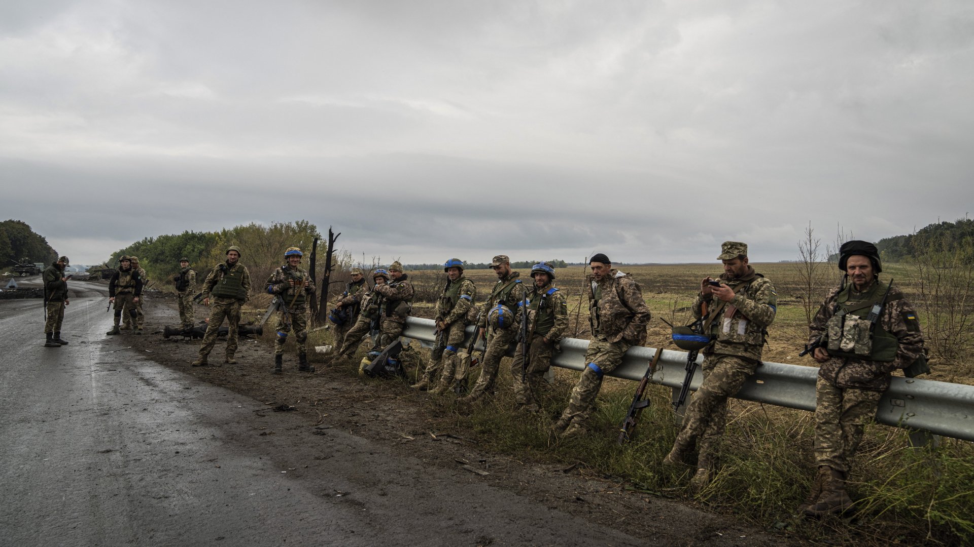 Dieses Foto soll ukrainische Soldaten zeigen, die sich im Raum Isjum kurz ausruhen. | dpa